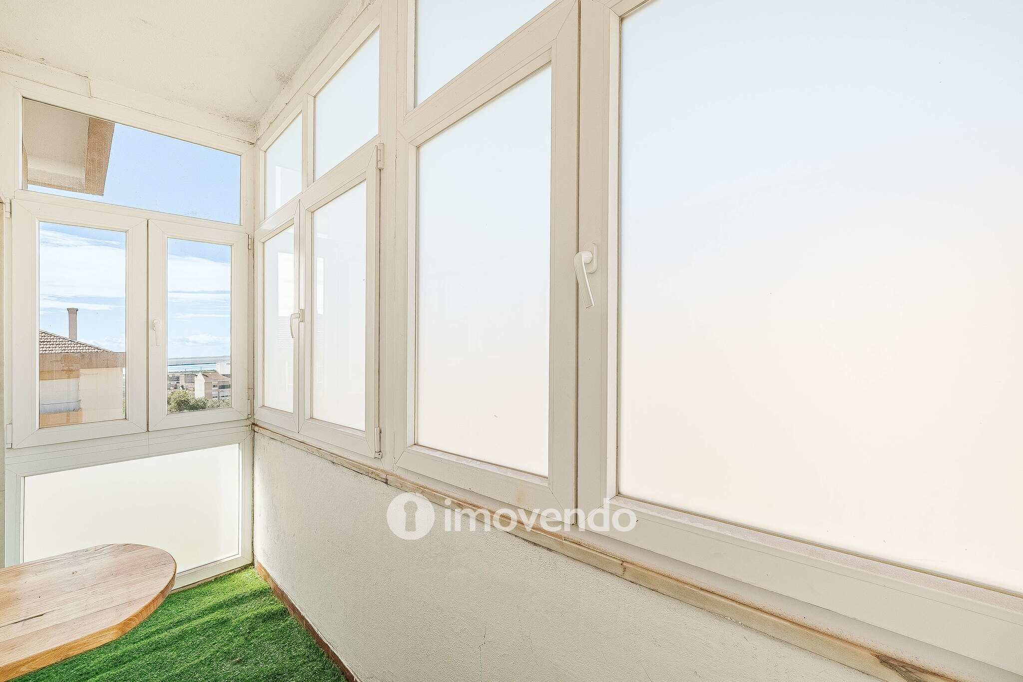 Apartamento T2 remodelado, com arrecadação, no Forte da Casa