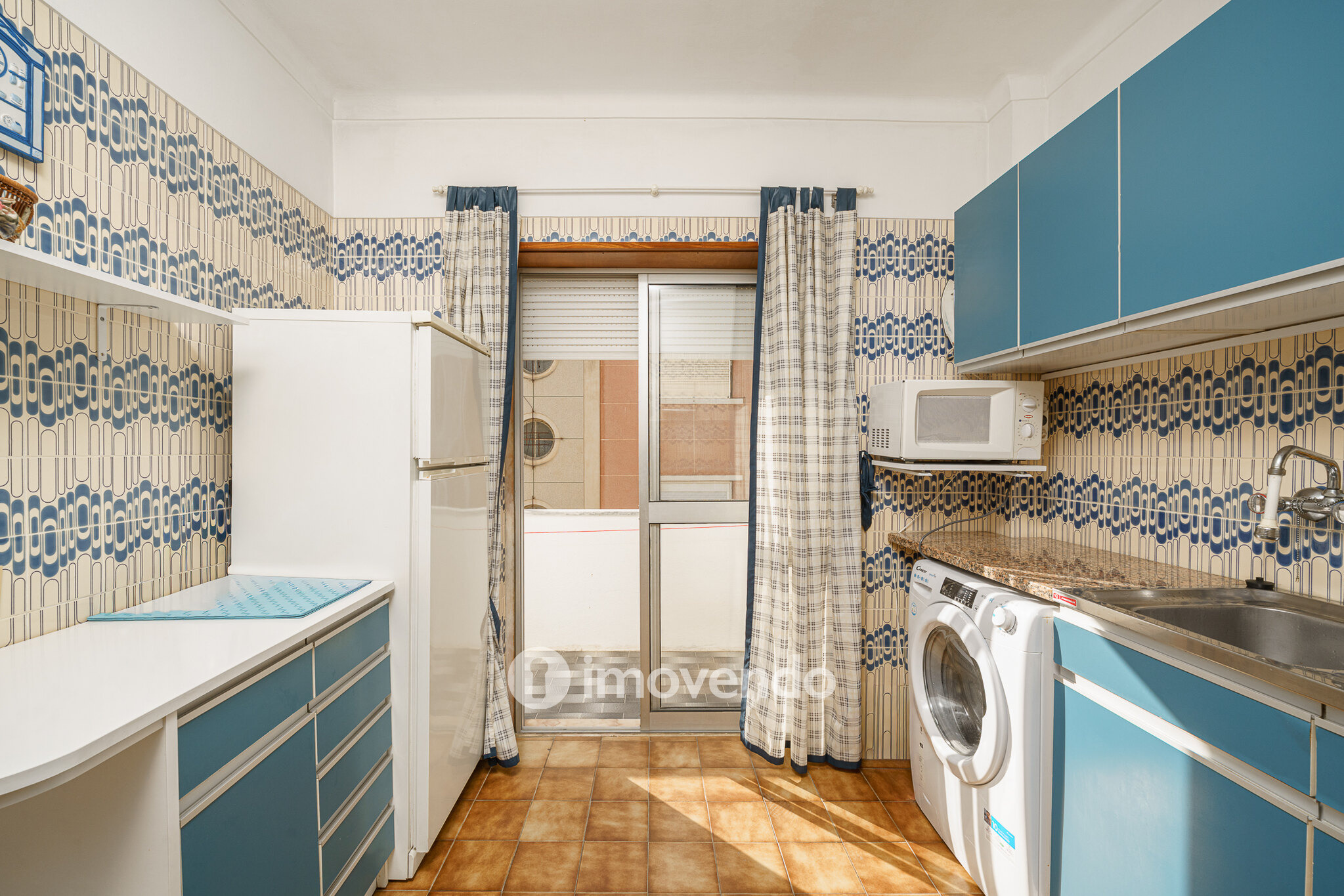 Apartamento T1 com varanda e a 200m da praia, no coração de Sesimbra