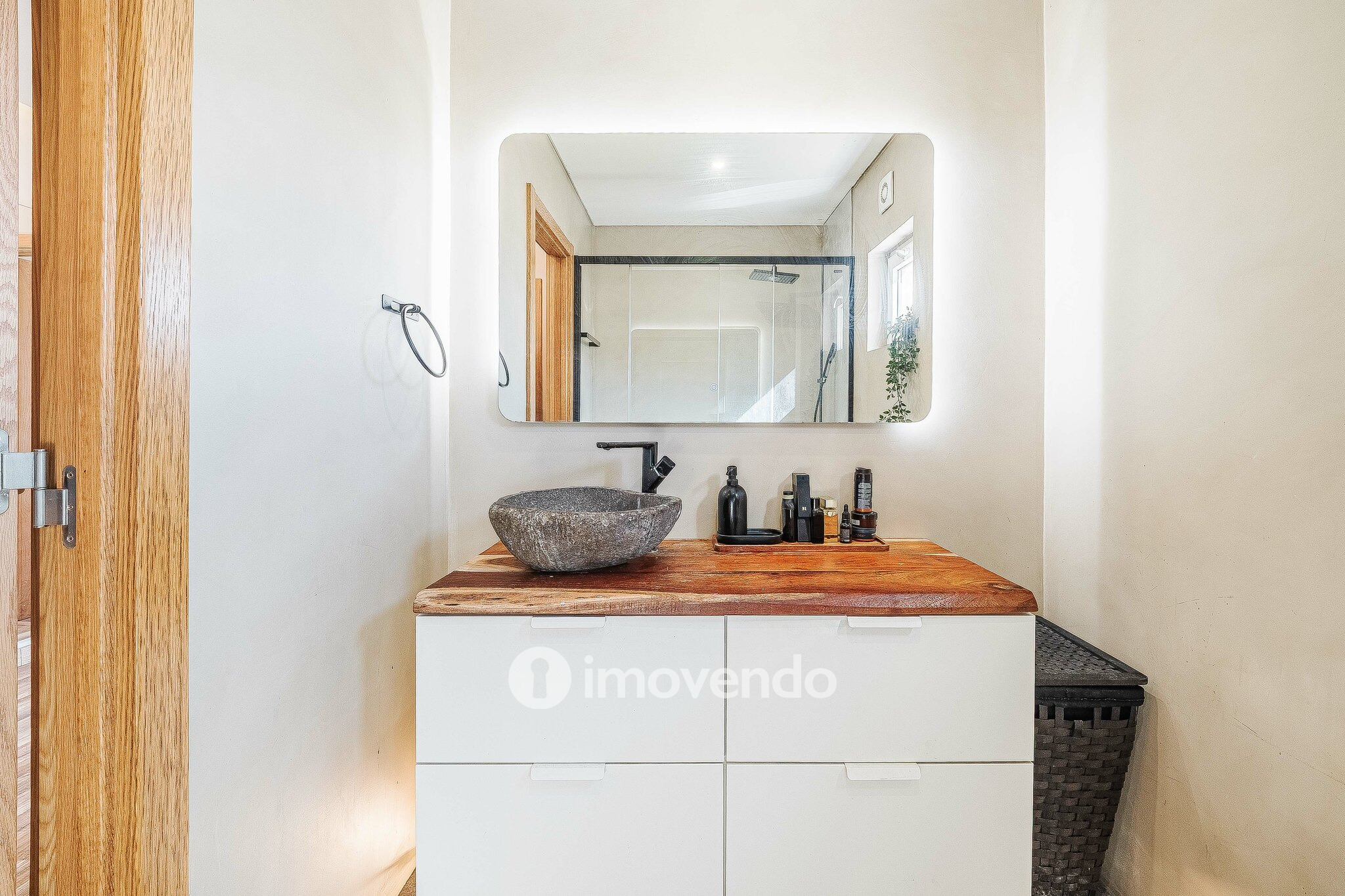 Apartamento T2 remodelado, com arrecadação, no Forte da Casa
