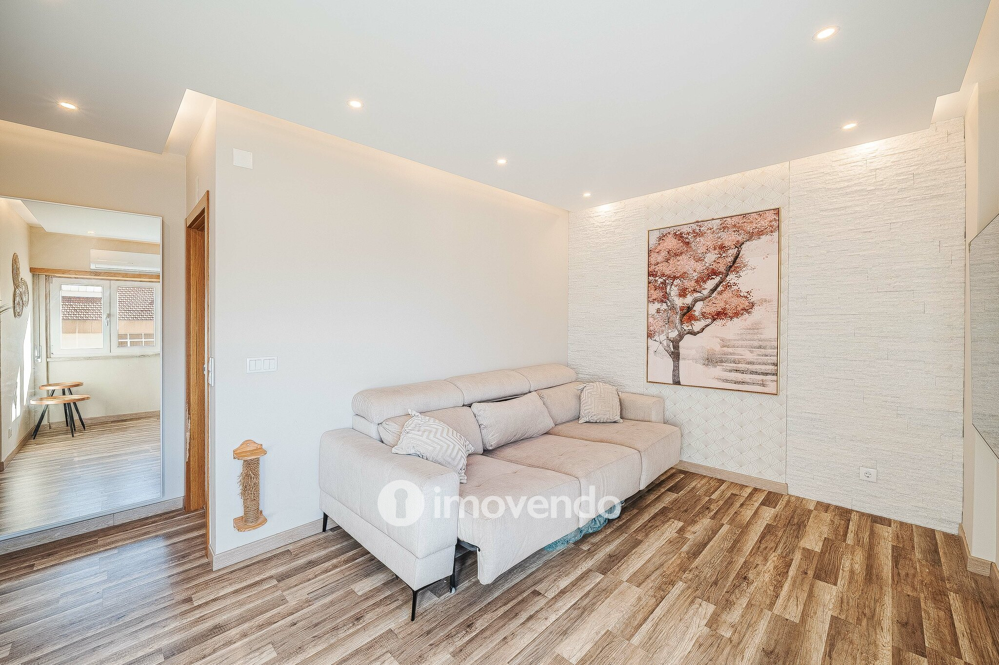 Apartamento T2 remodelado, com arrecadação, no Forte da Casa