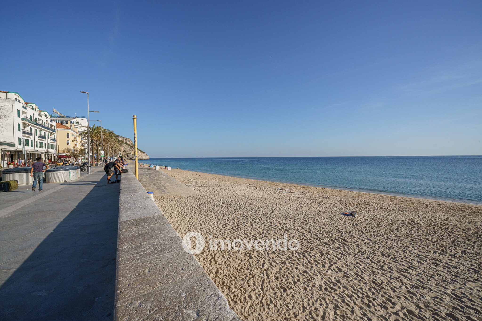 Apartamento T1 com varanda e a 200m da praia, no coração de Sesimbra