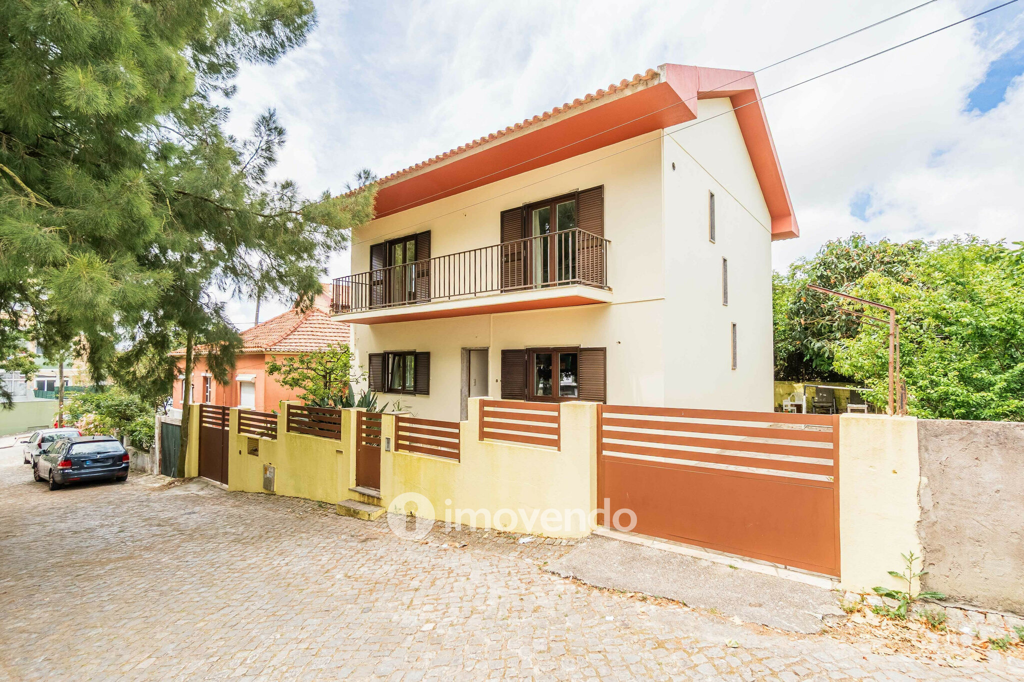 Moradia isolada T4, com jardim, em Agualva, Cacém