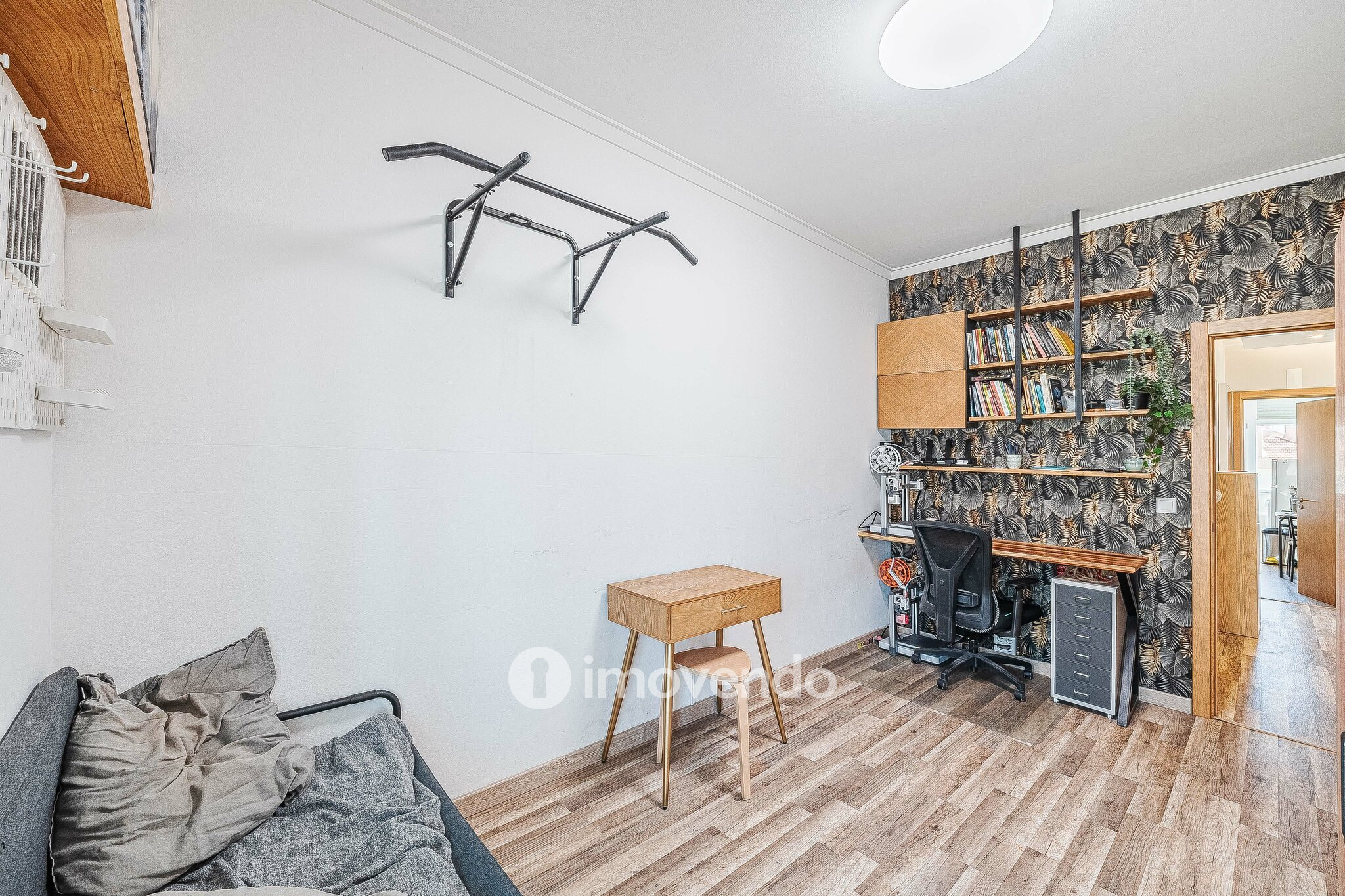 Apartamento T2 remodelado, com arrecadação, no Forte da Casa