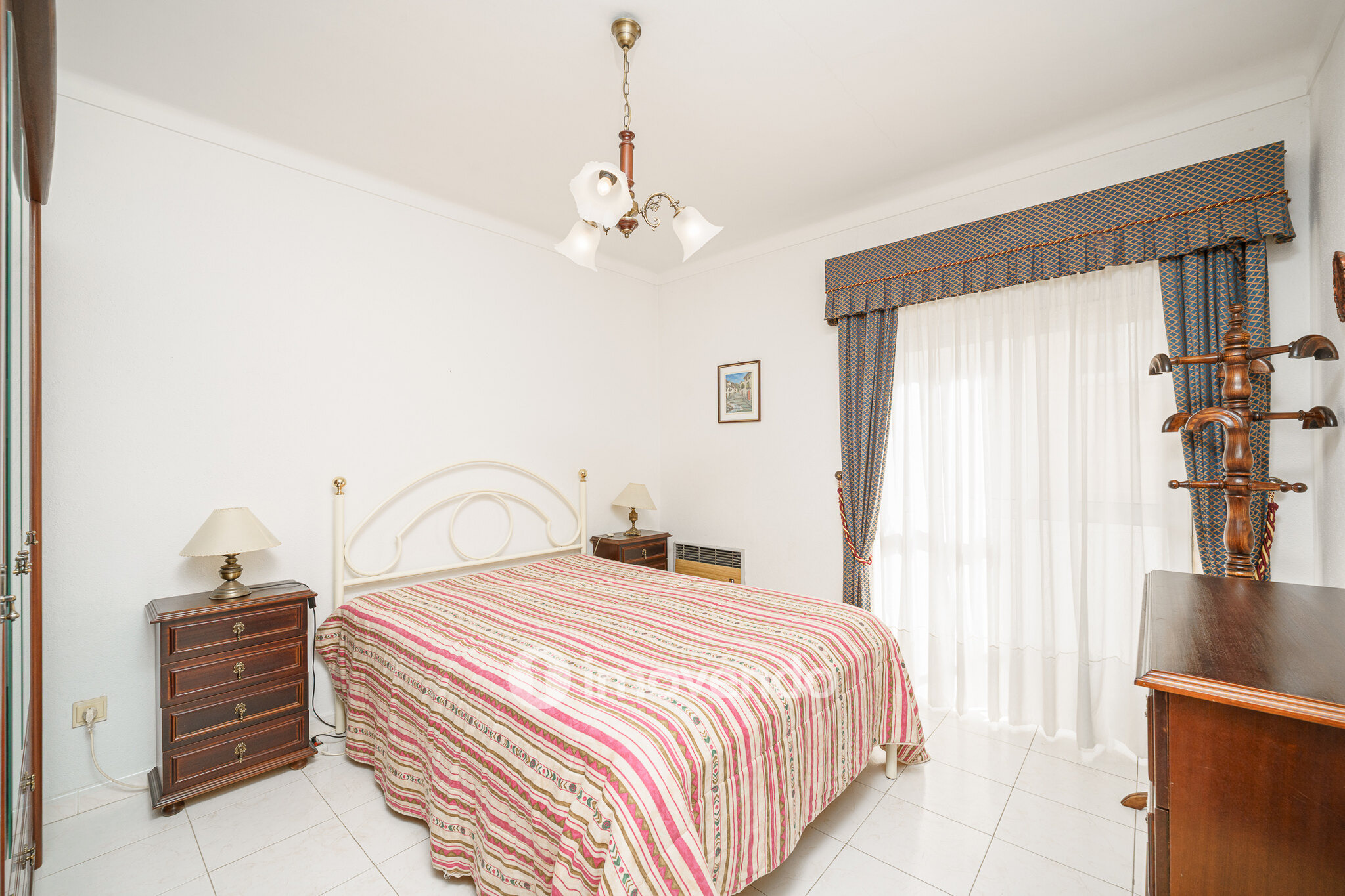 Apartamento T1 com varanda e a 200m da praia, no coração de Sesimbra