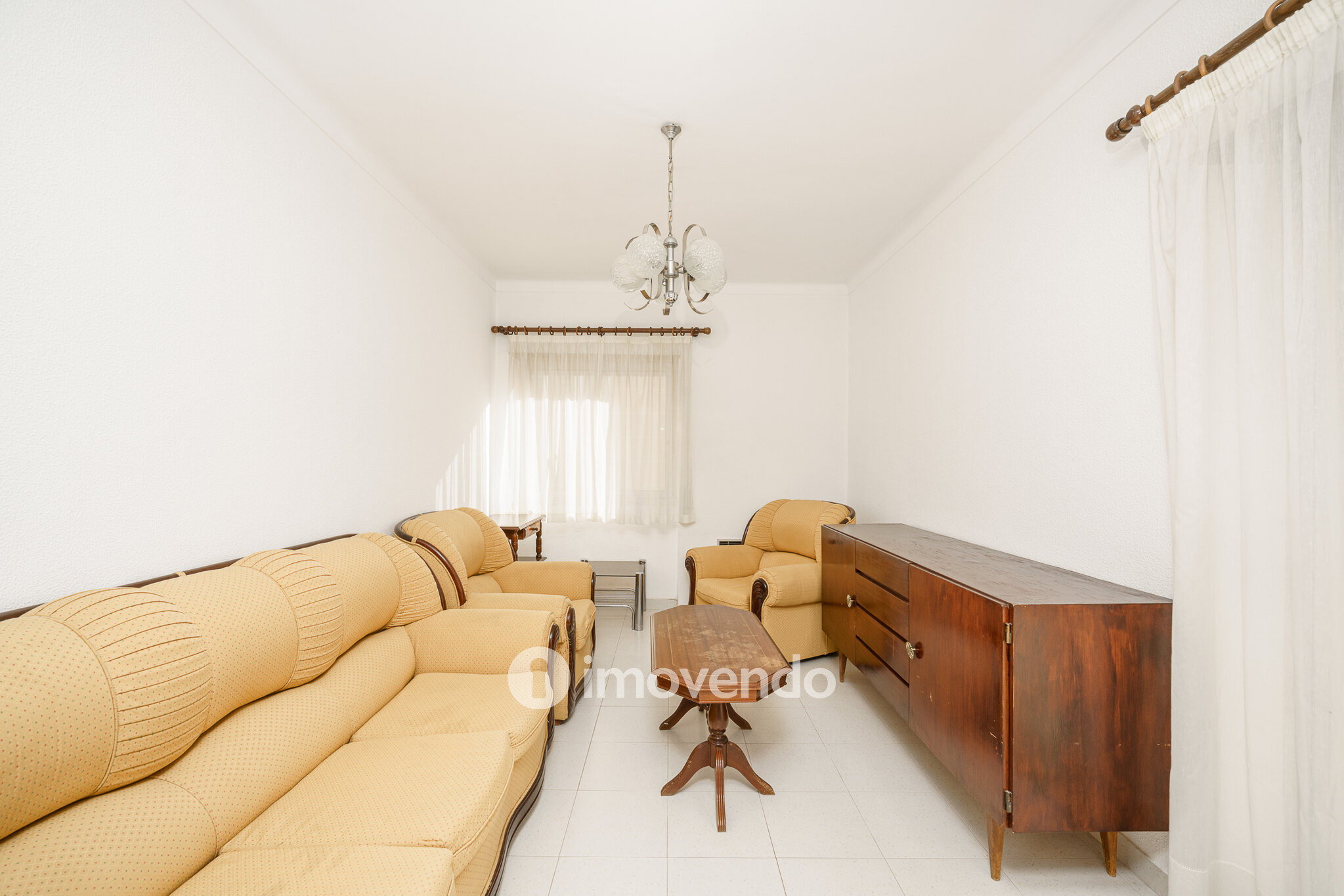 Apartamento T1 com varanda e a 200m da praia, no coração de Sesimbra