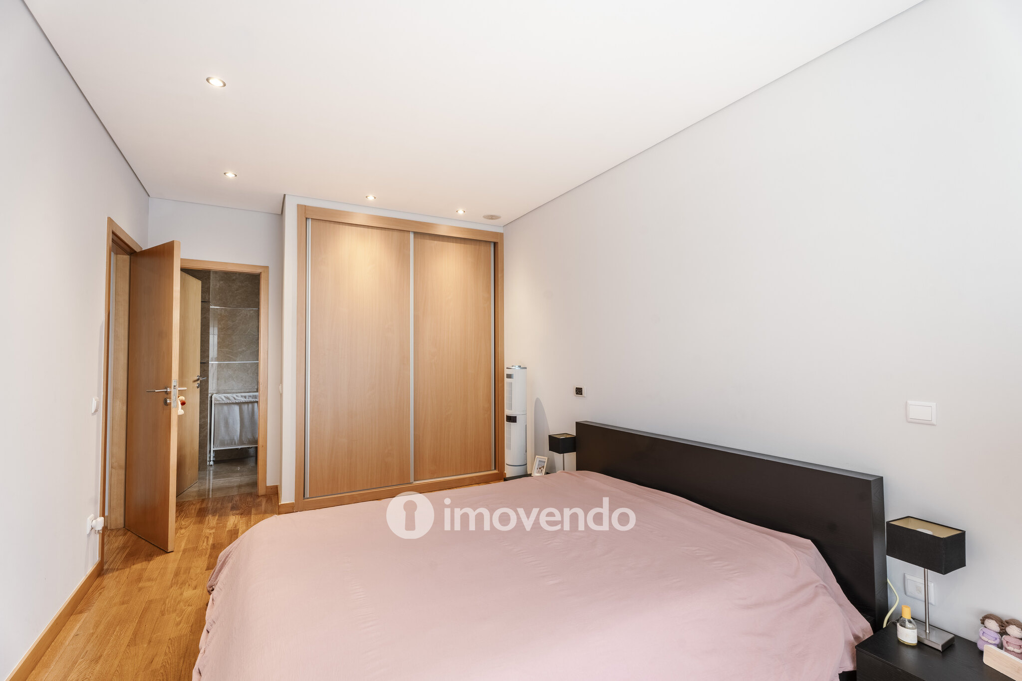Apartamento T2 com estacionamento e terraço, em Rio Tinto