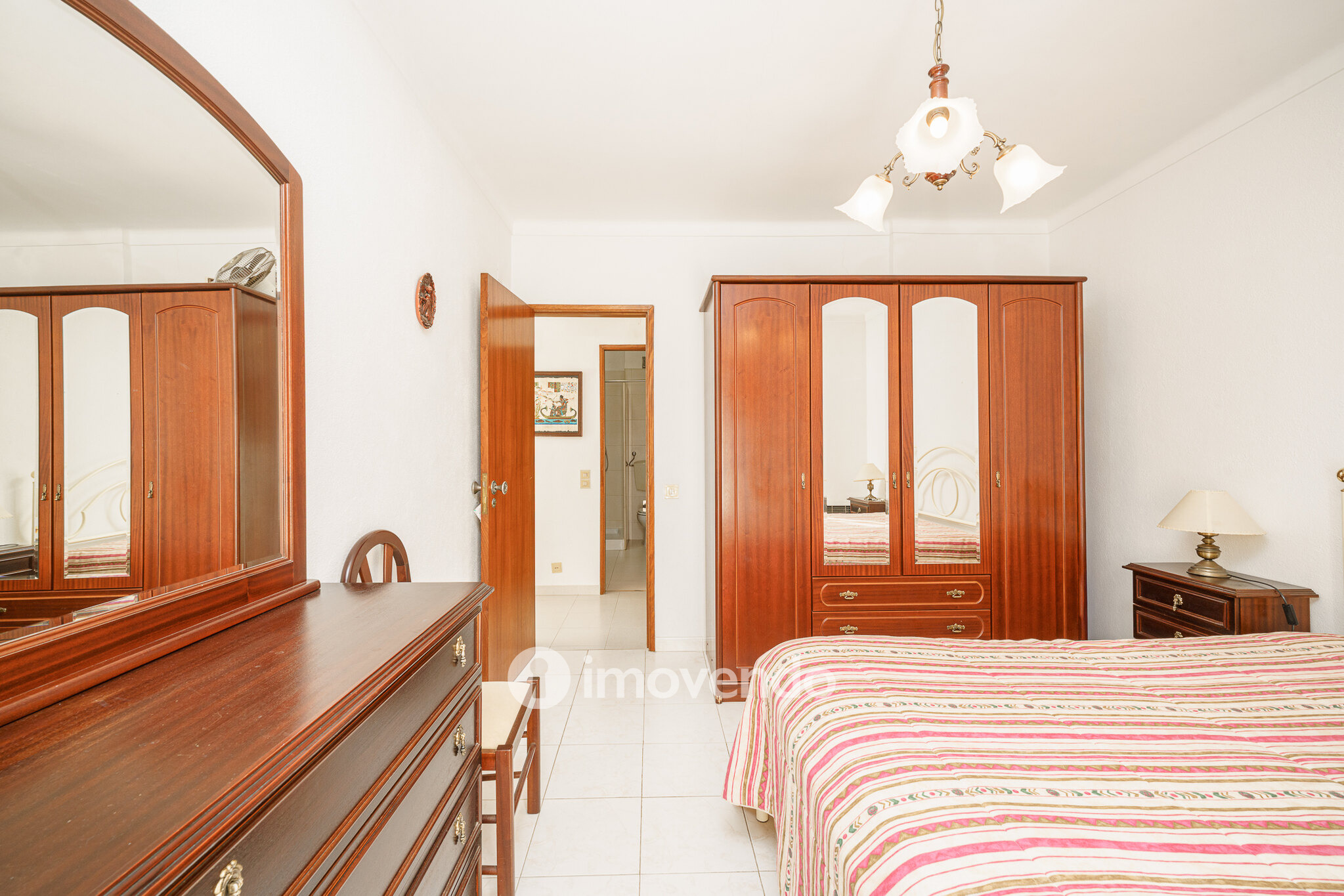 Apartamento T1 com varanda e a 200m da praia, no coração de Sesimbra