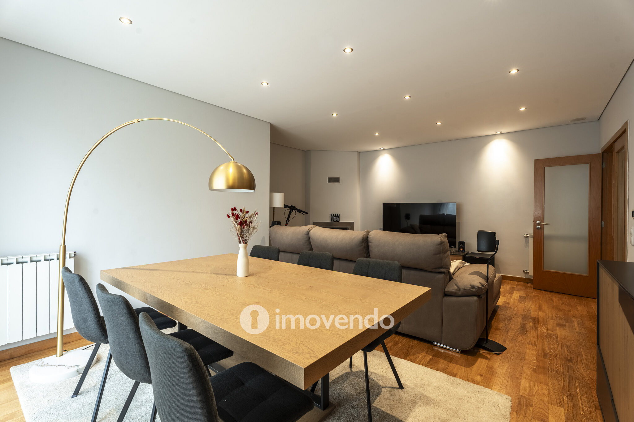 Apartamento T2 com estacionamento e terraço, em Rio Tinto