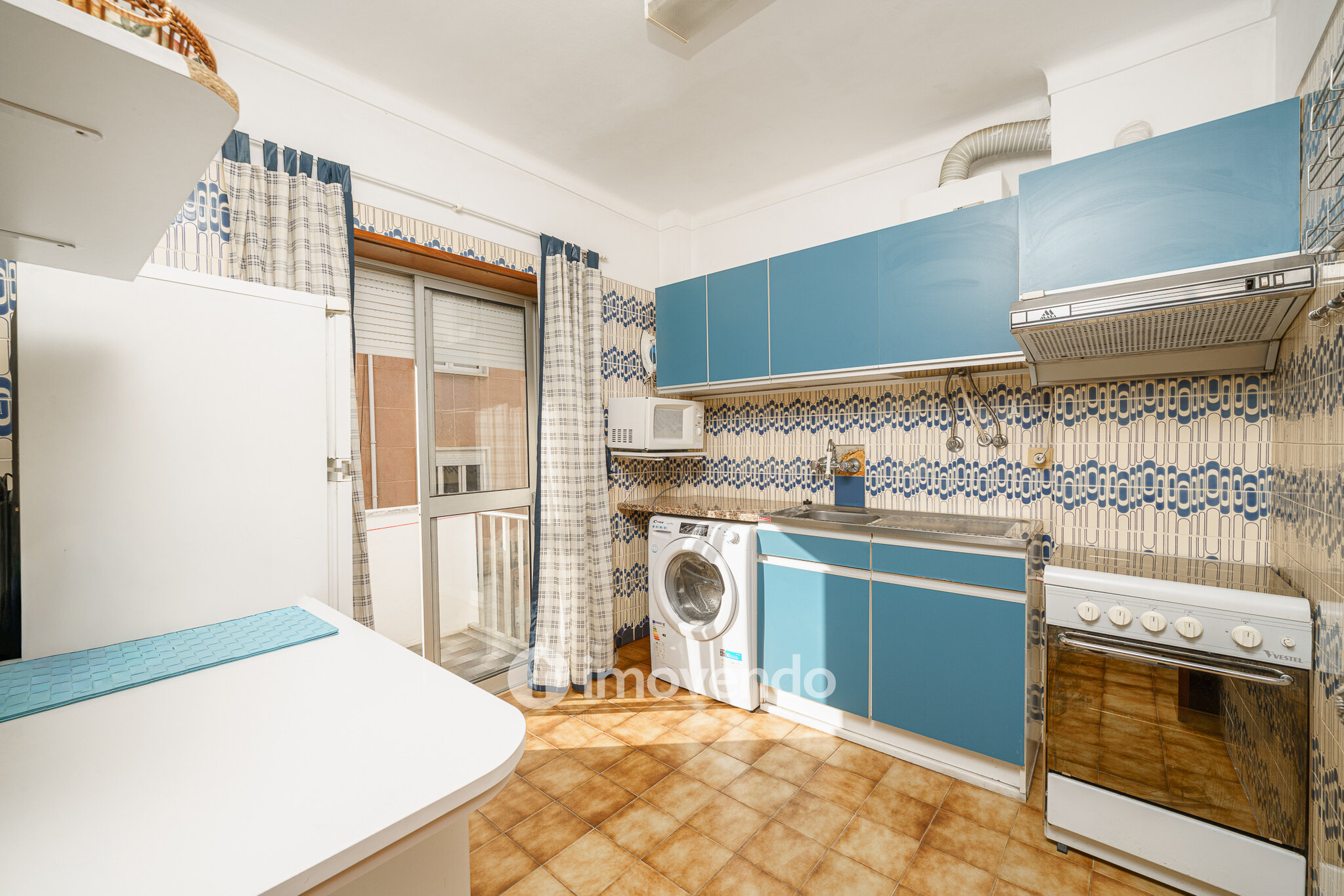 Apartamento T1 com varanda e a 200m da praia, no coração de Sesimbra