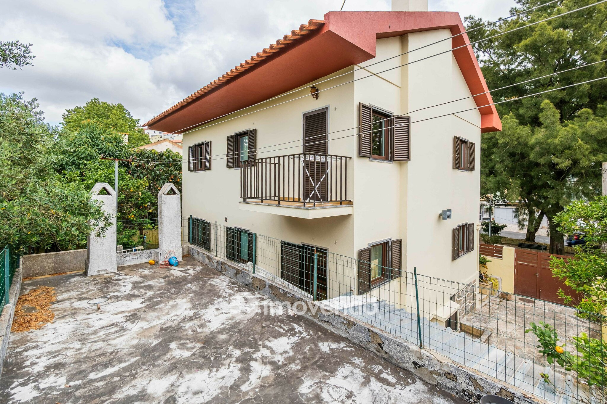 Moradia isolada T4, com jardim, em Agualva, Cacém