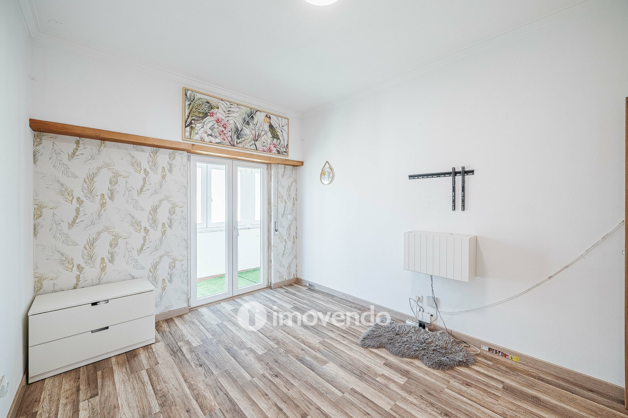 Apartamento T2 remodelado, com arrecadação, no Forte da Casa