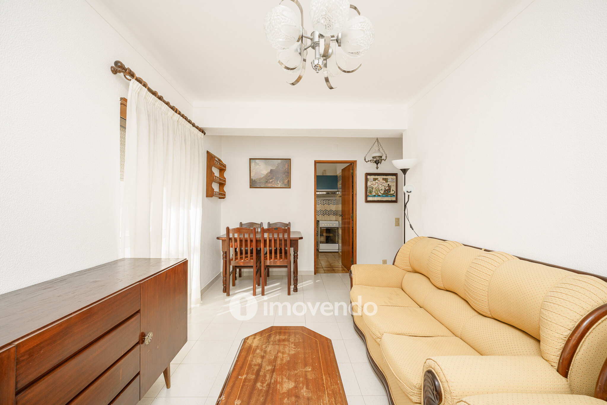 Apartamento T1 com varanda e a 200m da praia, no coração de Sesimbra