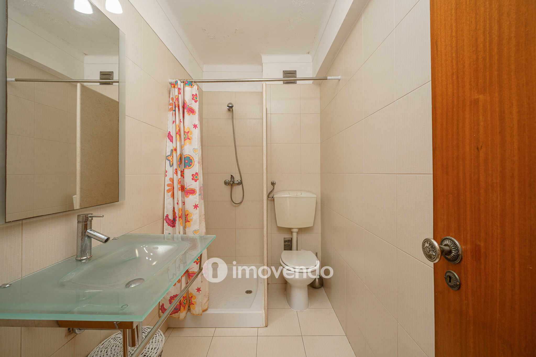 Apartamento T1 com varanda e a 200m da praia, no coração de Sesimbra