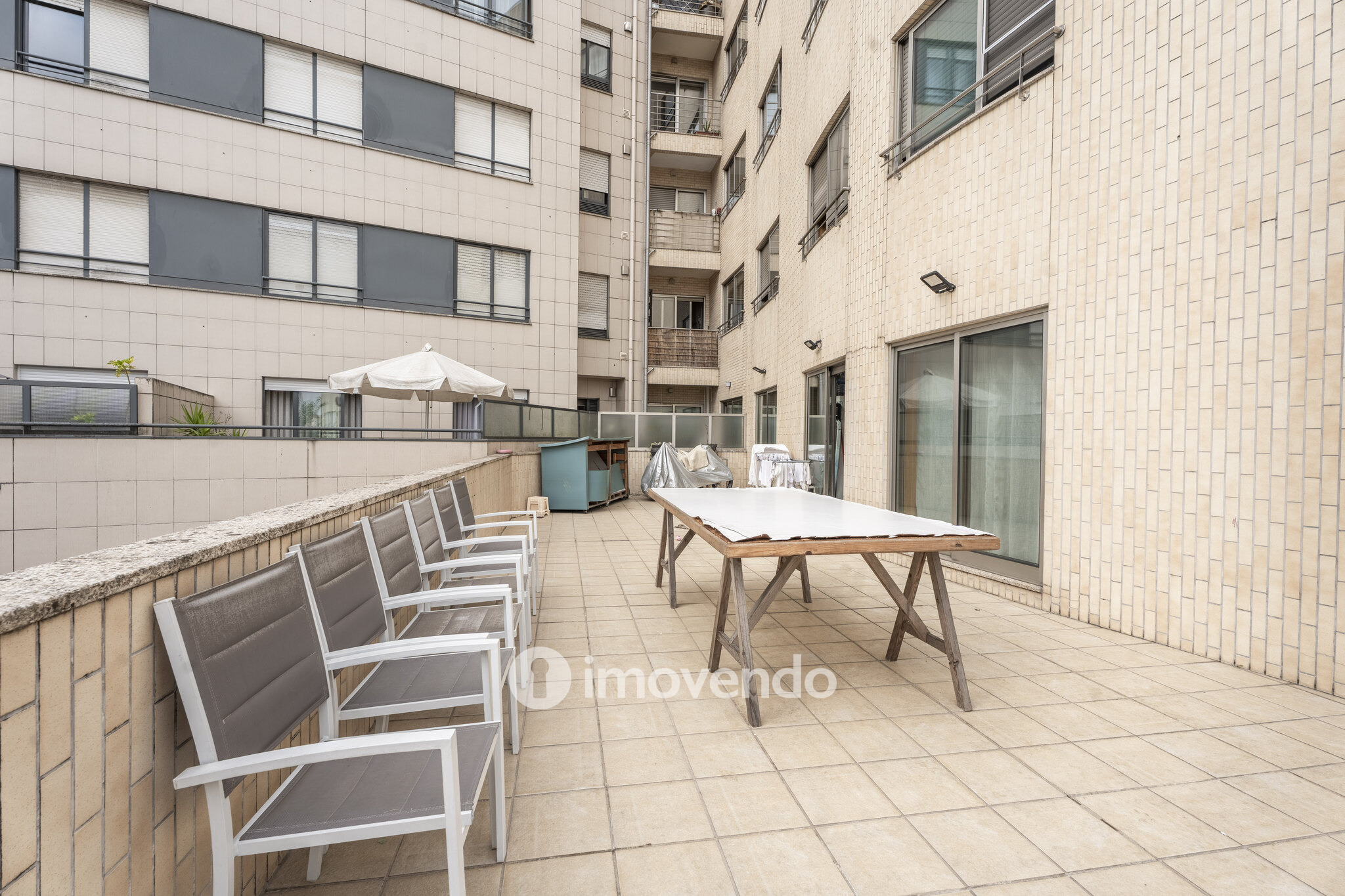 Apartamento T2 com estacionamento e terraço, em Rio Tinto