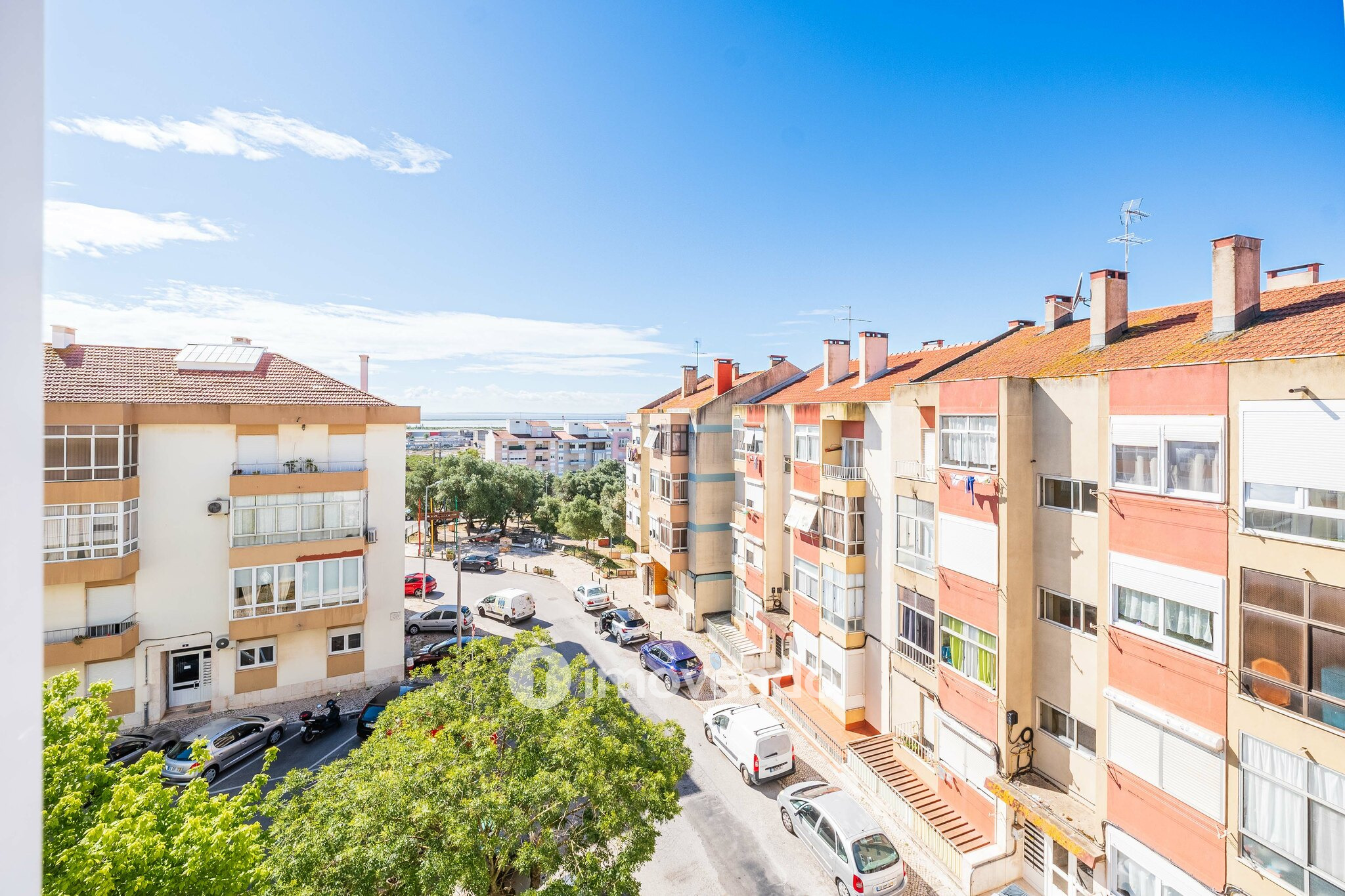 Apartamento T2 remodelado, com arrecadação, no Forte da Casa