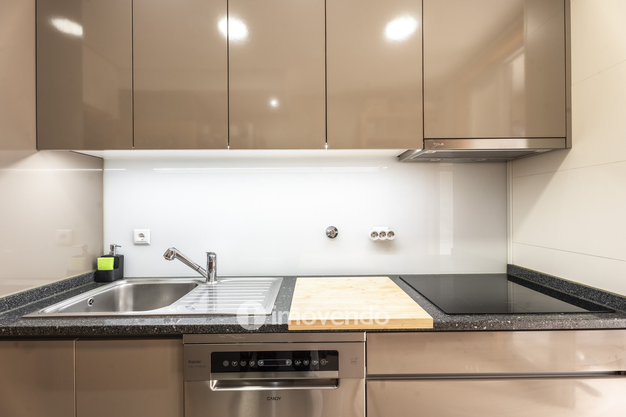 Apartamento T2 com estacionamento e terraço, em Rio Tinto
