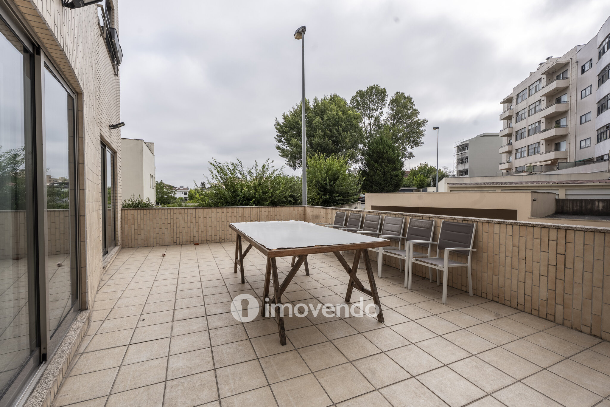 Apartamento T2 com estacionamento e terraço, em Rio Tinto
