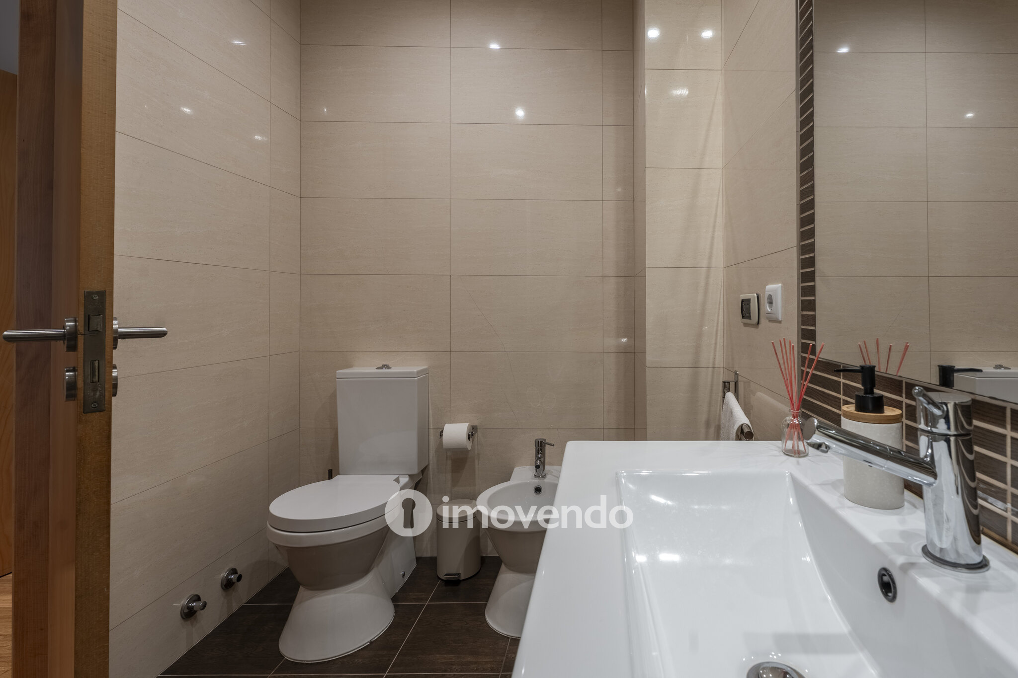 Apartamento T2 com estacionamento e terraço, em Rio Tinto