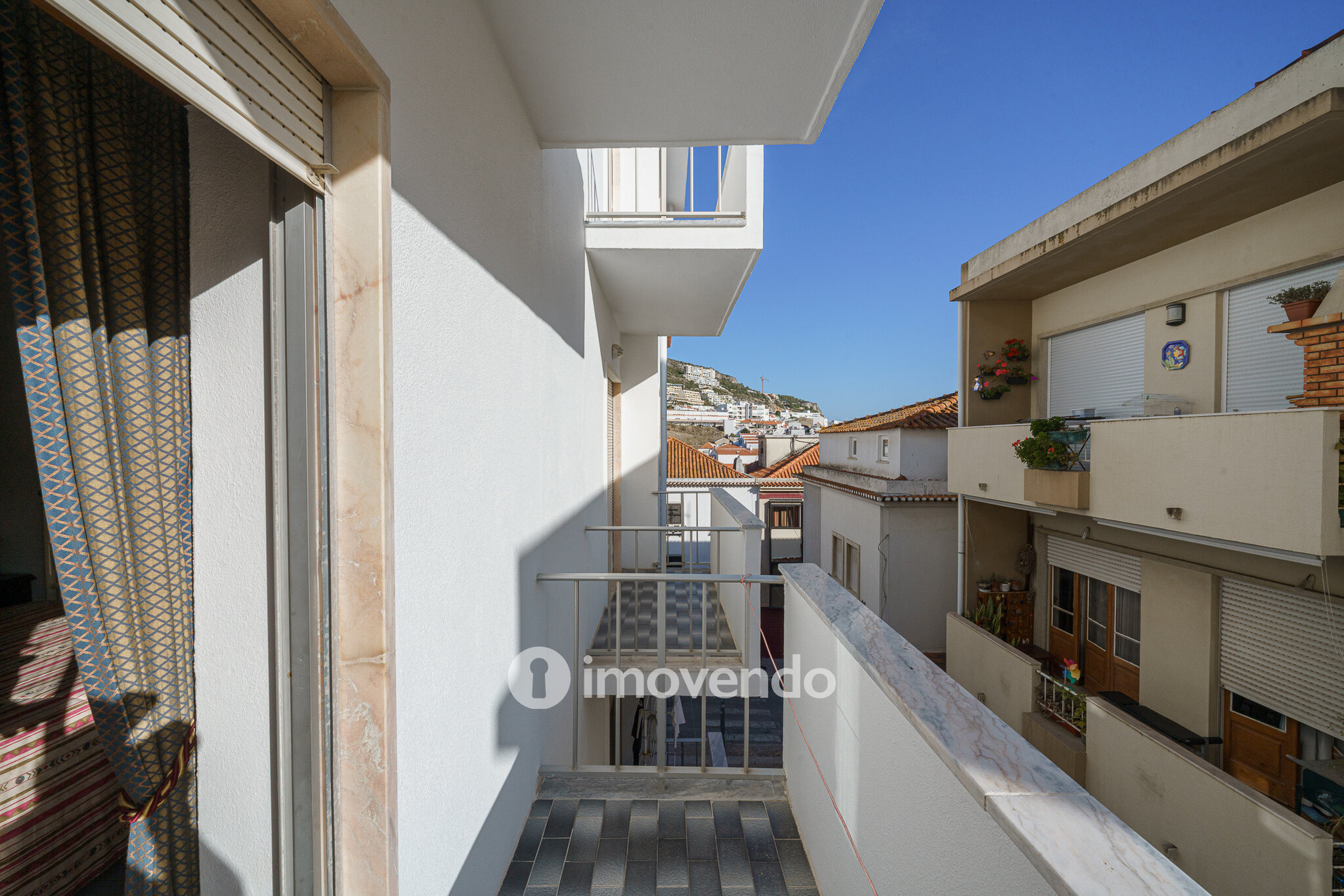 Apartamento T1 com varanda e a 200m da praia, no coração de Sesimbra