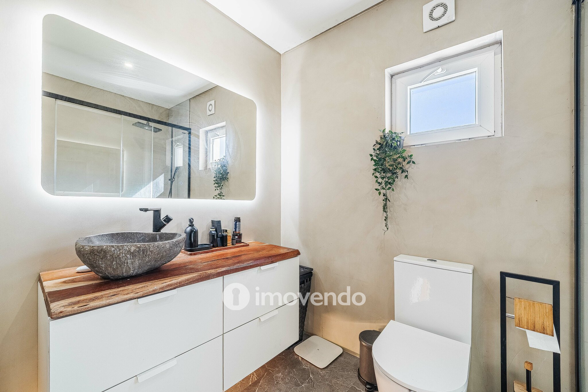 Apartamento T2 remodelado, com arrecadação, no Forte da Casa