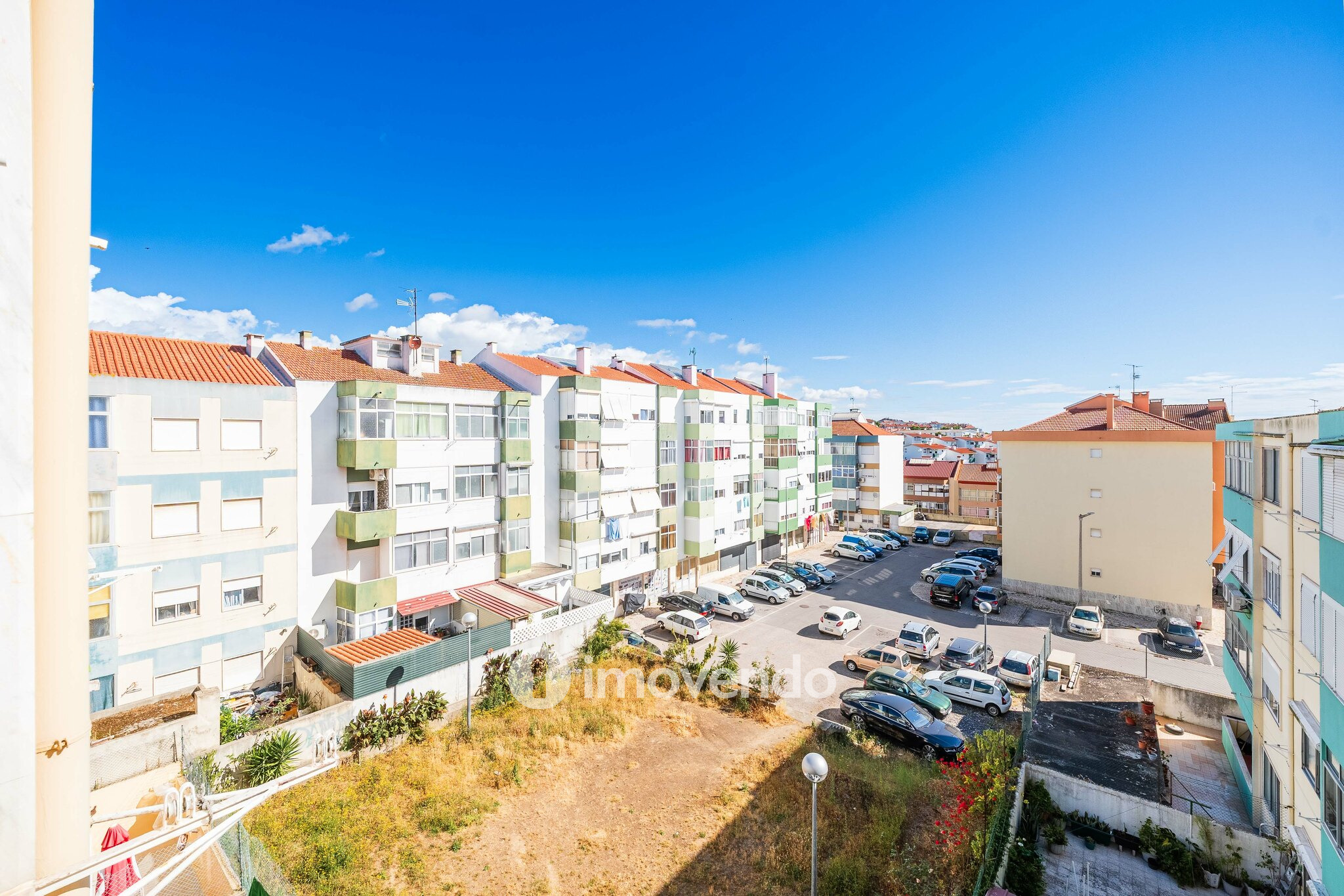 Apartamento T2 remodelado, com arrecadação, no Forte da Casa