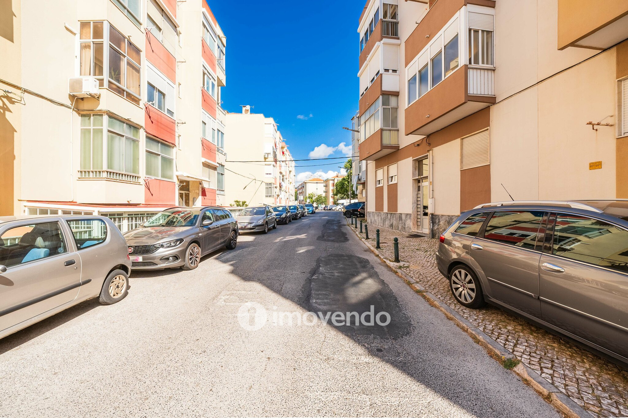 Apartamento T2 remodelado, com arrecadação, no Forte da Casa