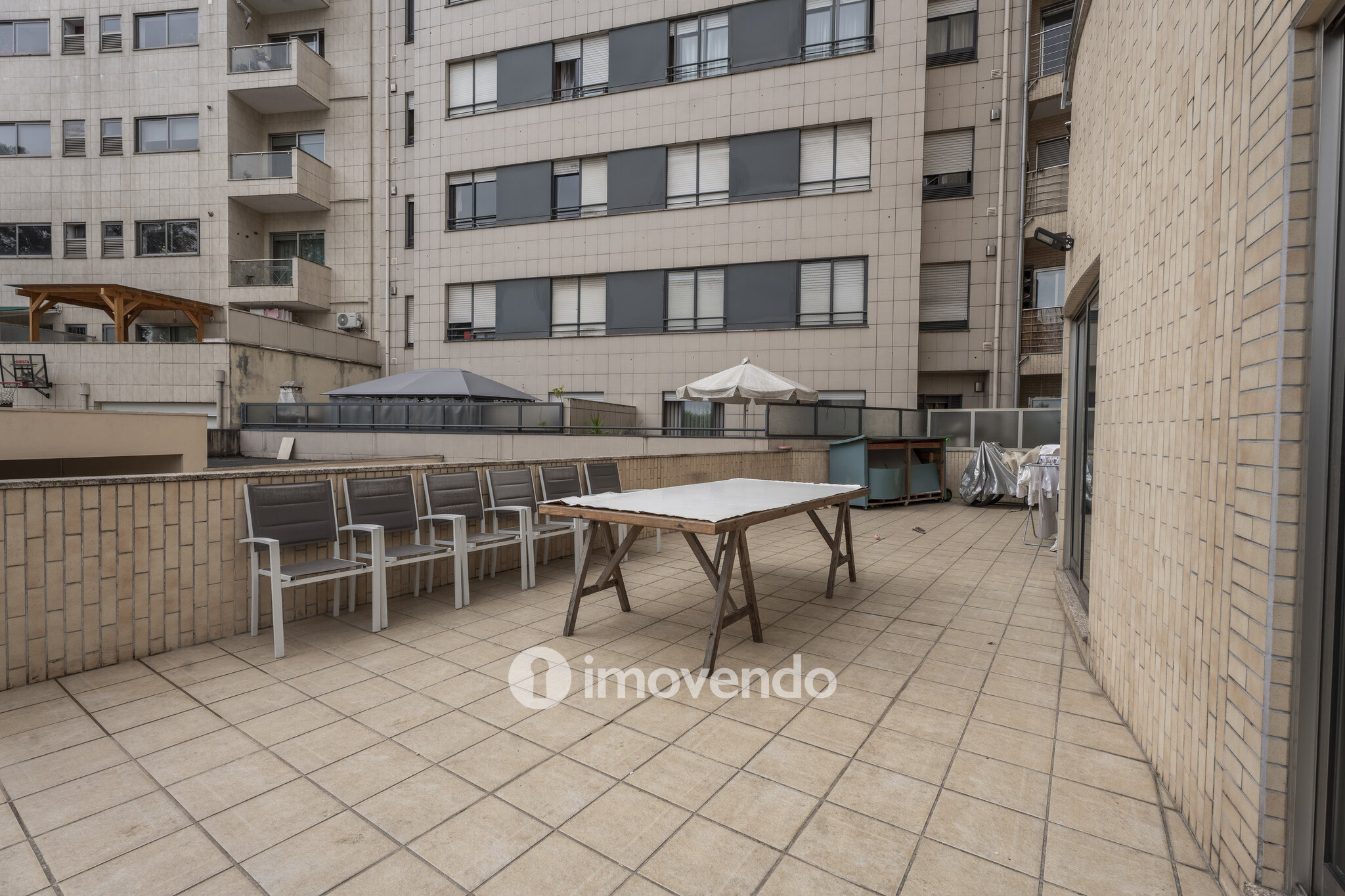 Apartamento T2 com estacionamento e terraço, em Rio Tinto