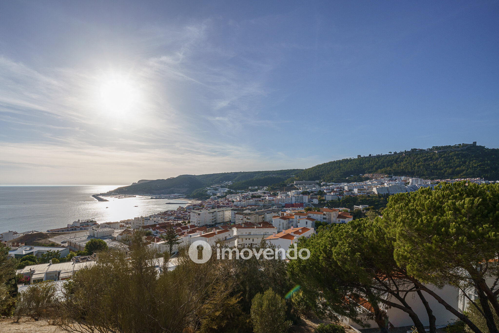 Apartamento T1 com varanda e a 200m da praia, no coração de Sesimbra