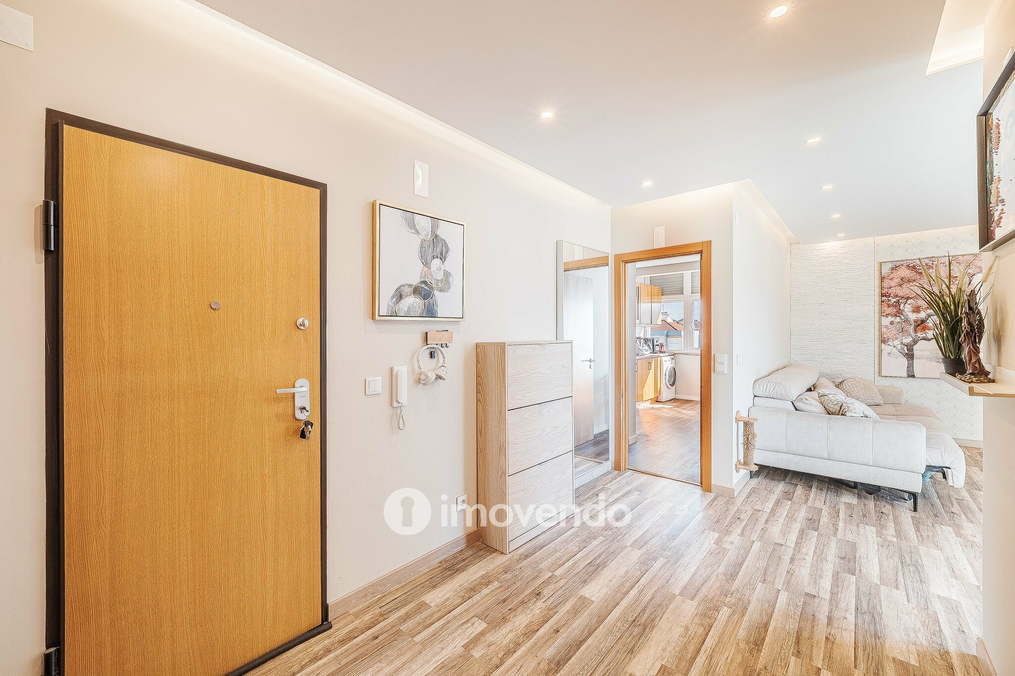 Apartamento T2 remodelado, com arrecadação, no Forte da Casa