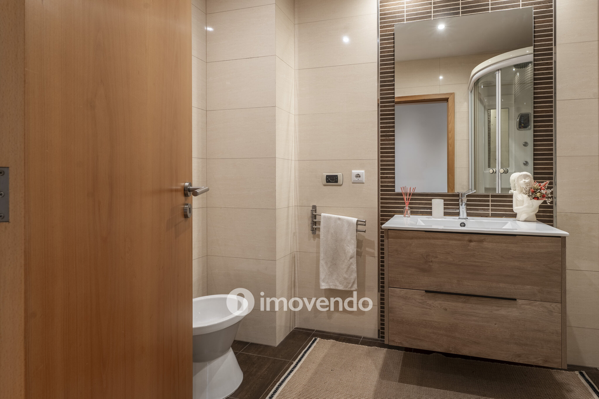 Apartamento T2 com estacionamento e terraço, em Rio Tinto