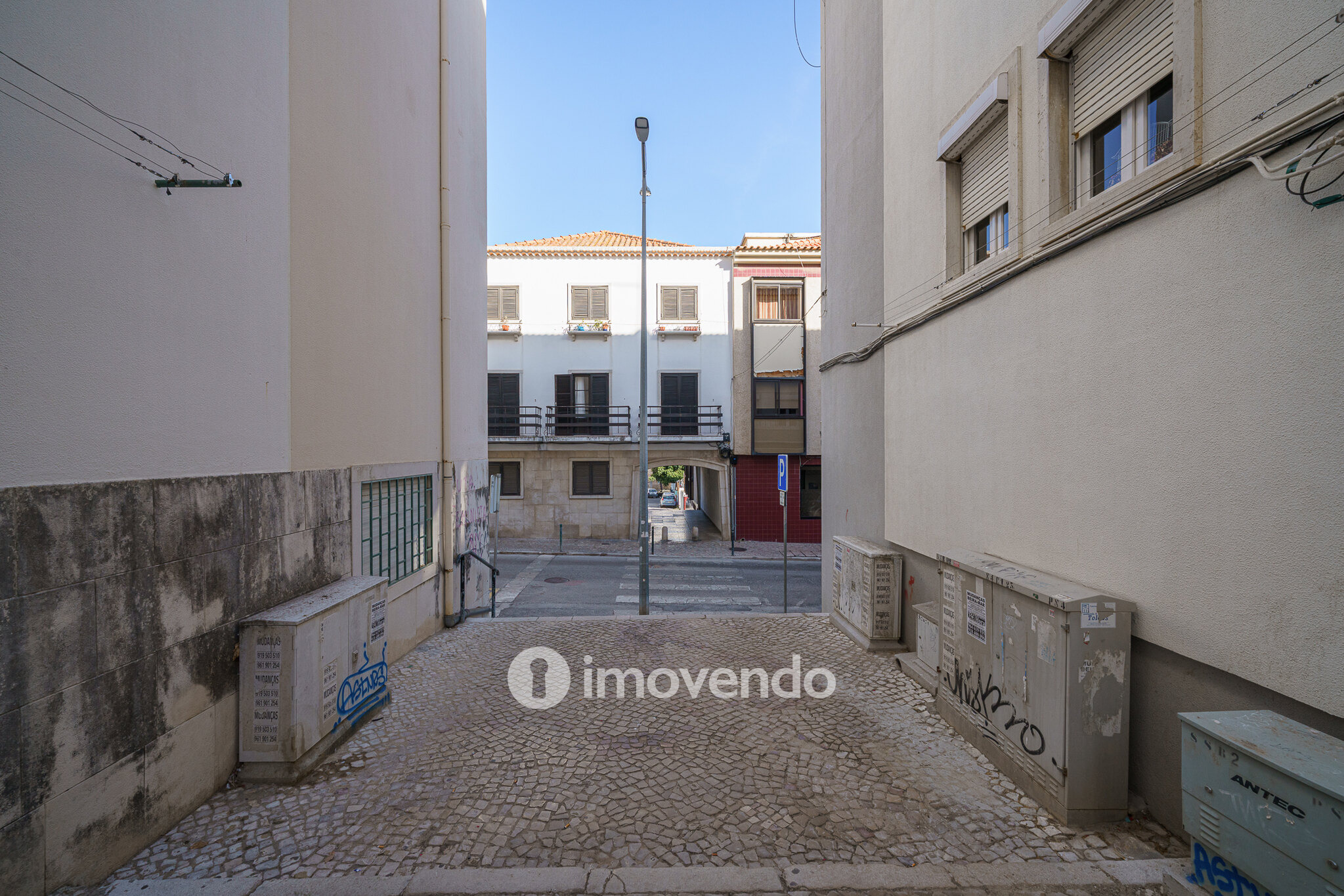 Apartamento T1 com varanda e a 200m da praia, no coração de Sesimbra