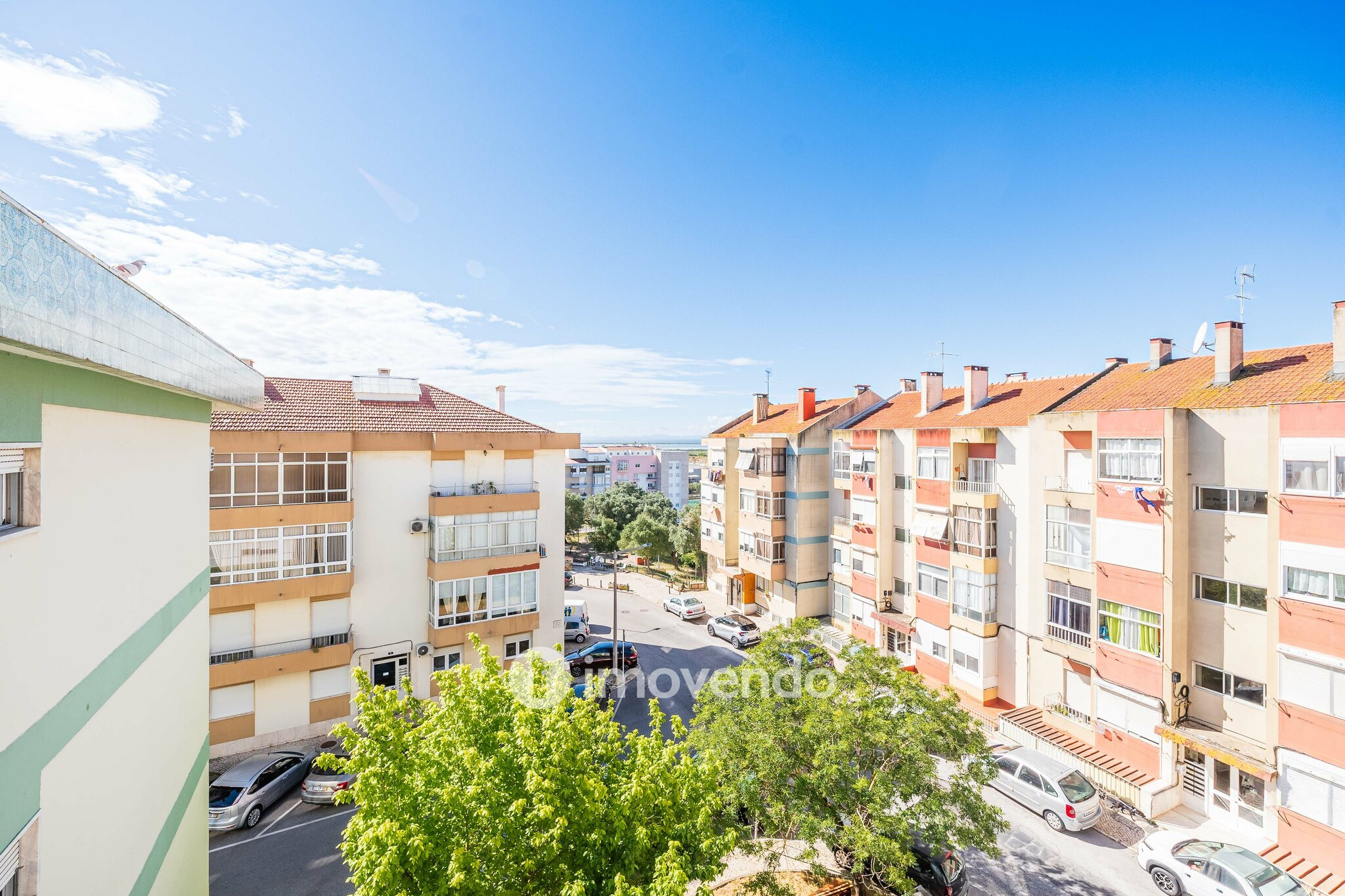 Apartamento T2 remodelado, com arrecadação, no Forte da Casa