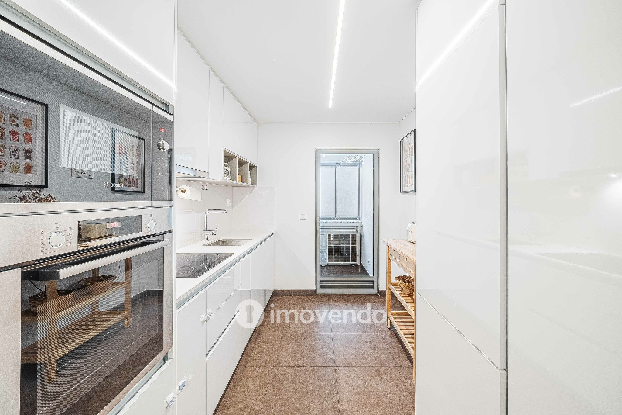 Apartamento T2 moderno, com estacionamento, na Alta de Lisboa