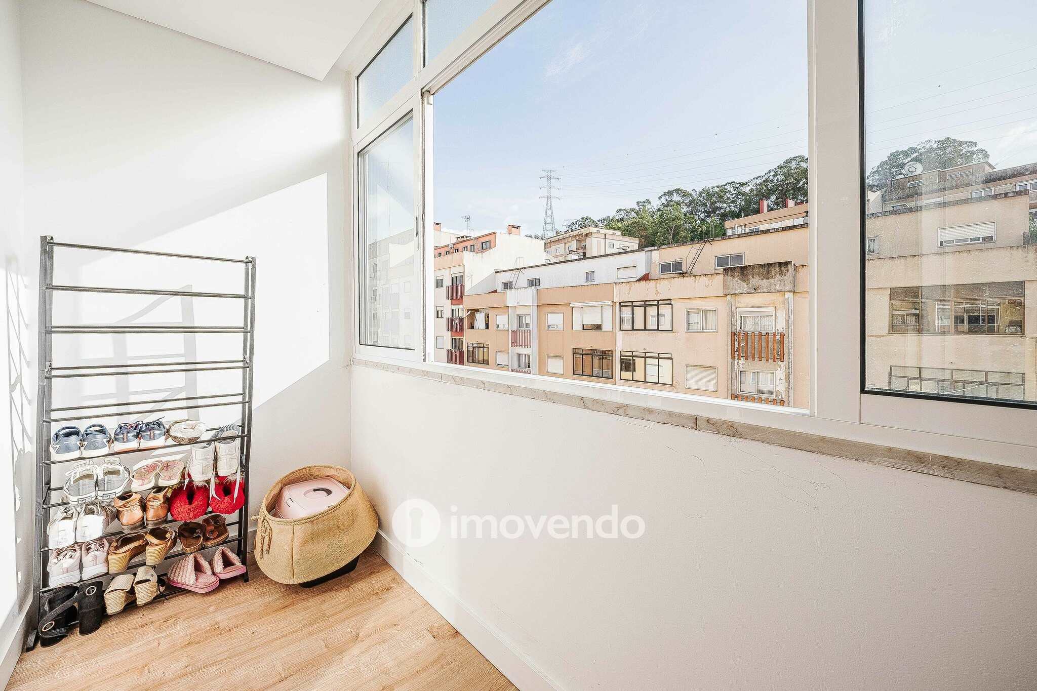 Apartamento T2 totalmente remodelado, com cozinha equipada, em Belas