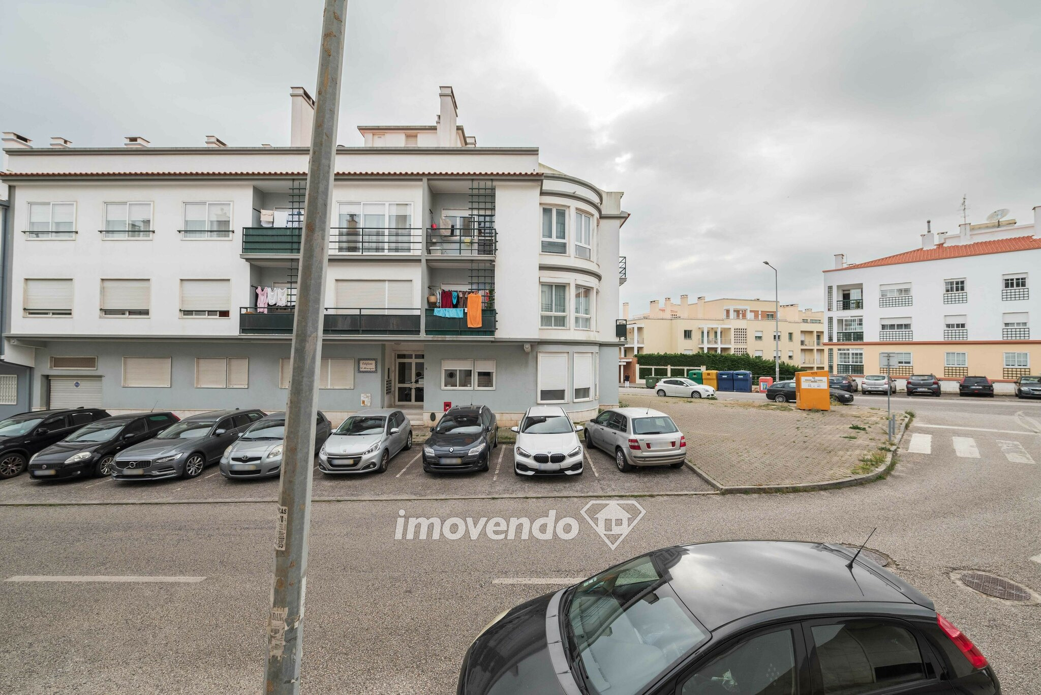 Apartamento T1, com estacionamento e terraço com 80m2, em Rio de Mouro