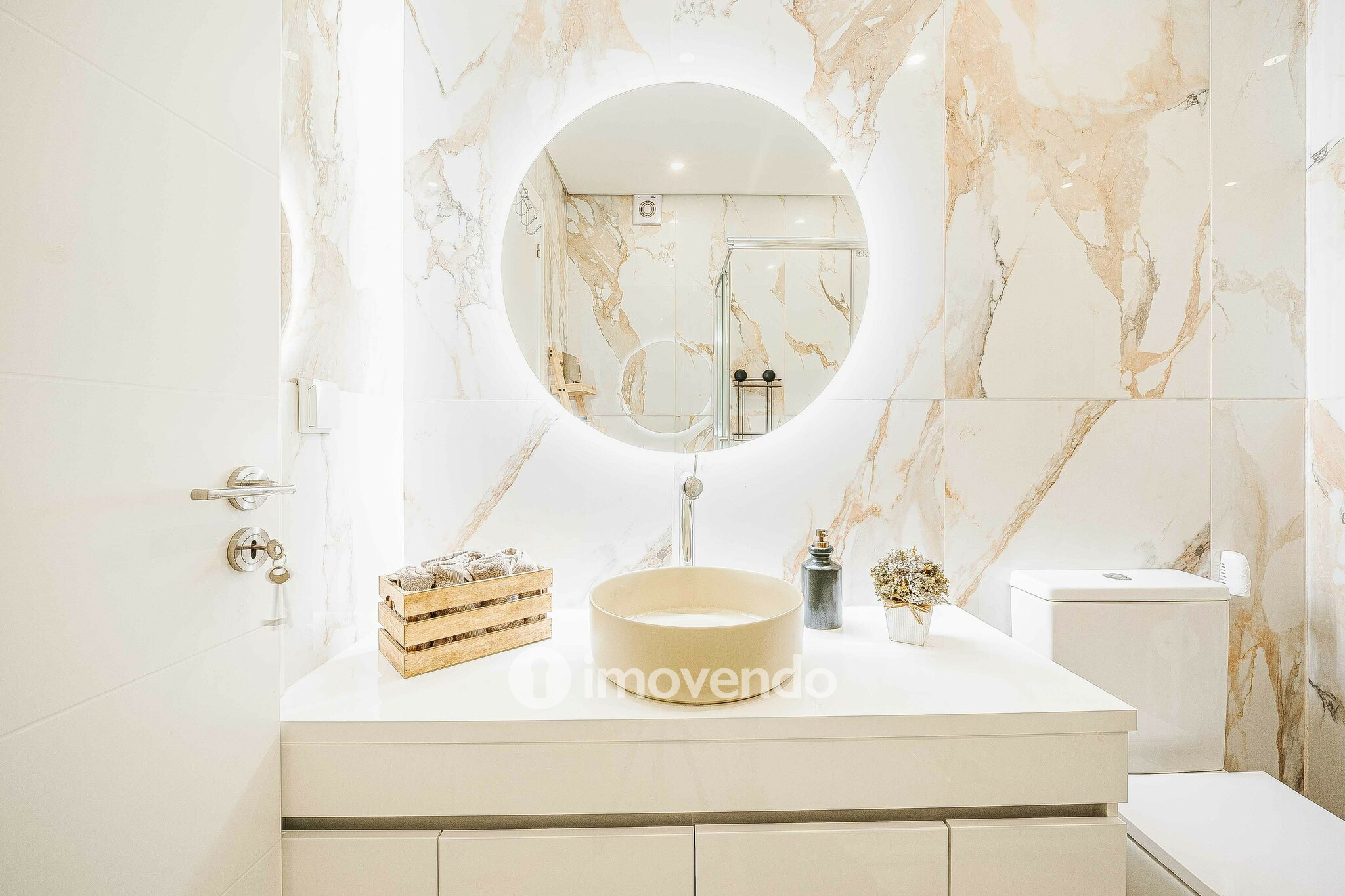 Apartamento T2 totalmente remodelado, com cozinha equipada, em Belas