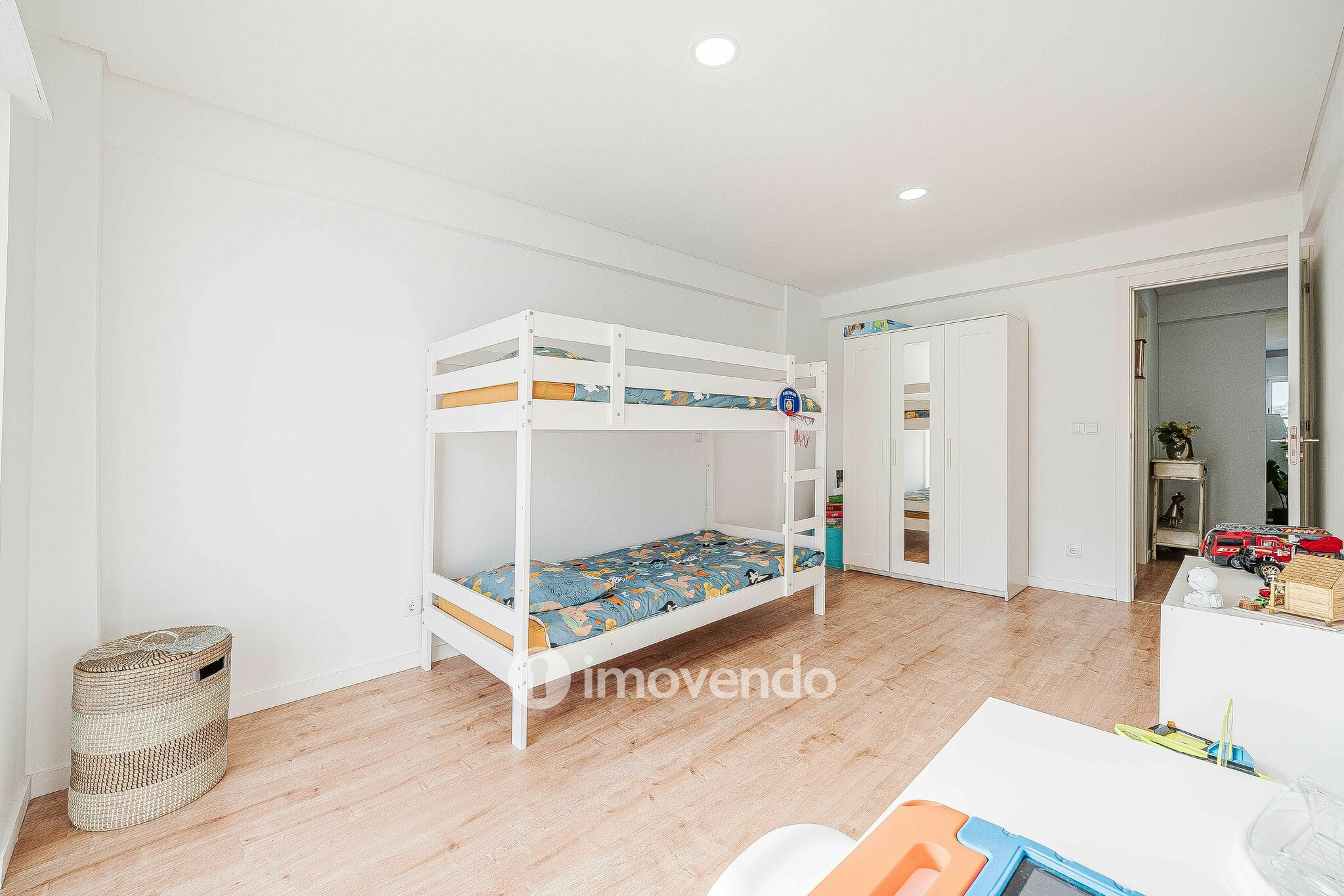 Apartamento T2 totalmente remodelado, com cozinha equipada, em Belas