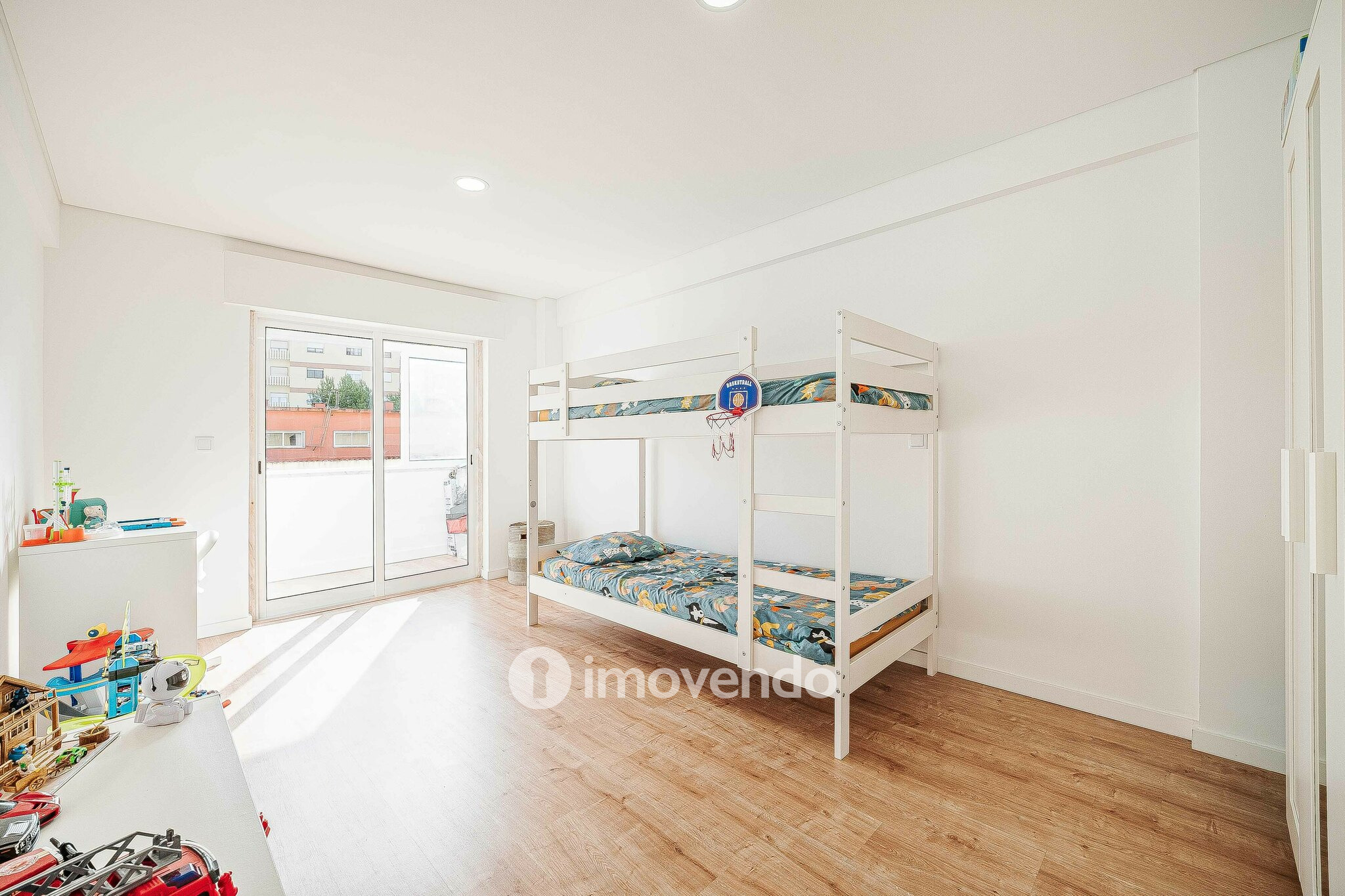 Apartamento T2 totalmente remodelado, com cozinha equipada, em Belas