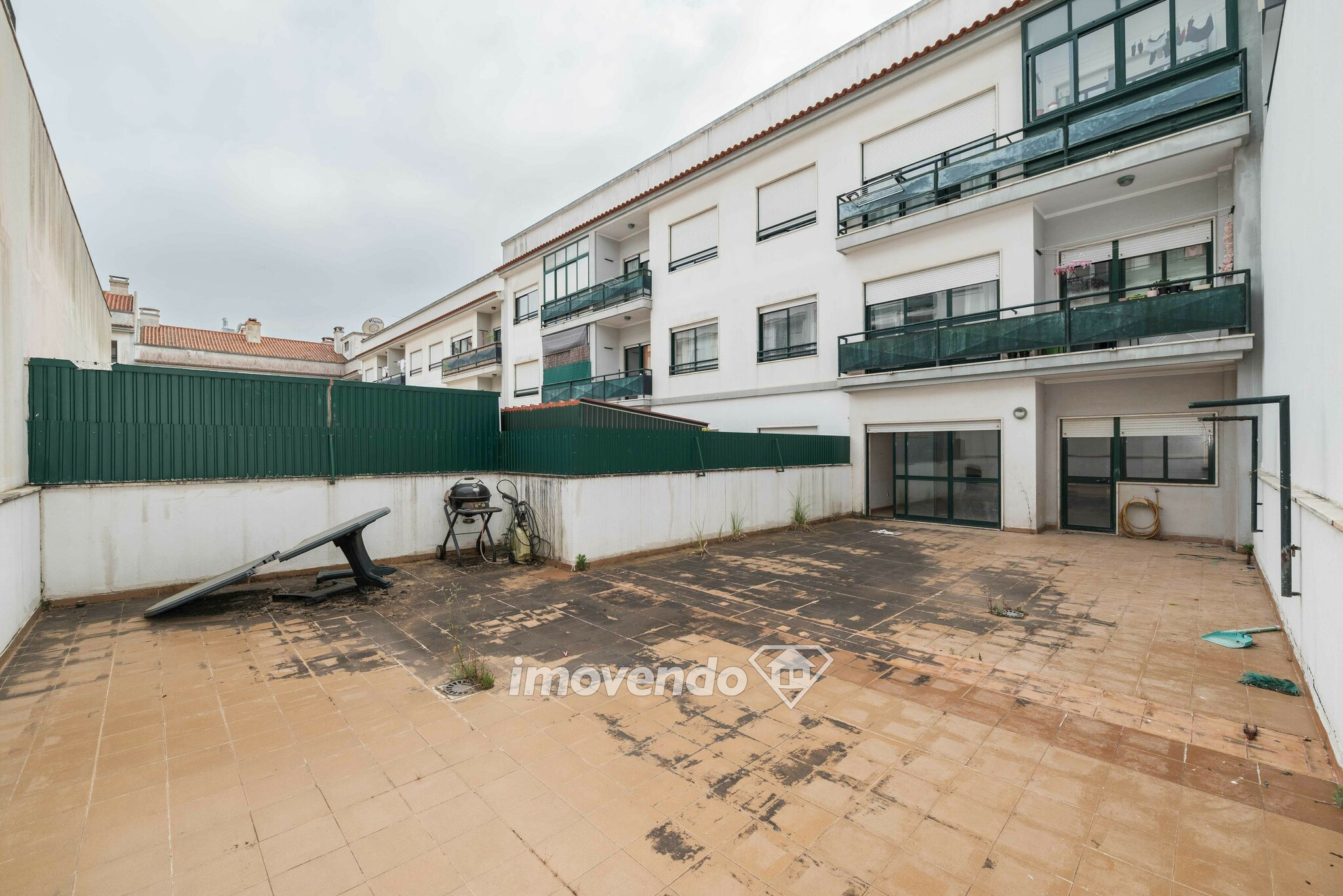 Apartamento T1, com estacionamento e terraço com 80m2, em Rio de Mouro