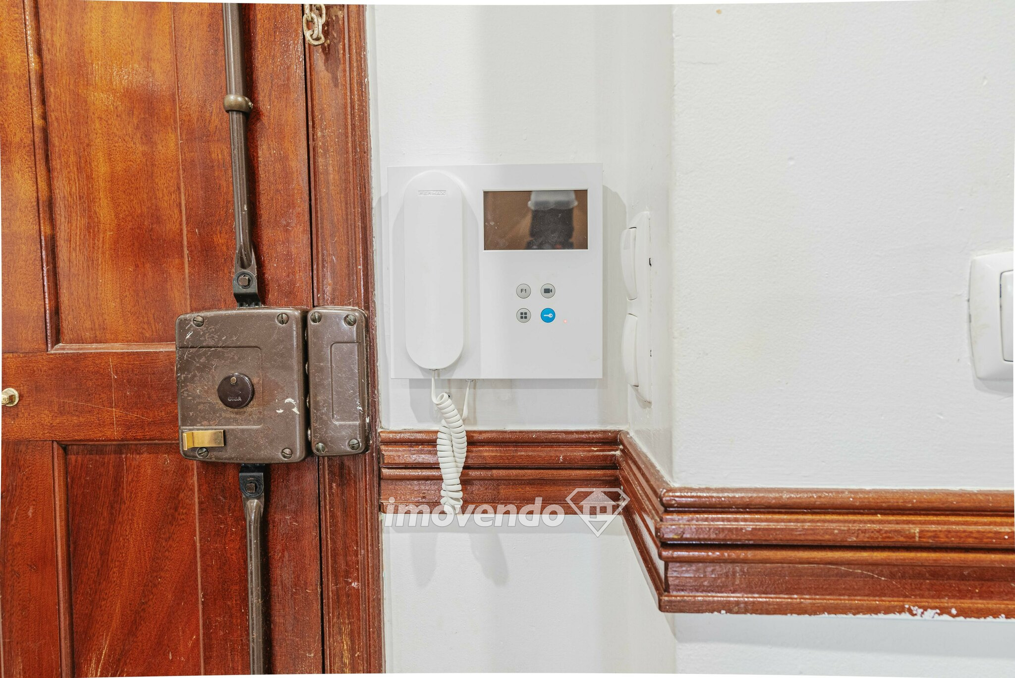 Apartamento T3, com áreas amplas e arrecadação, em Queluz de Baixo