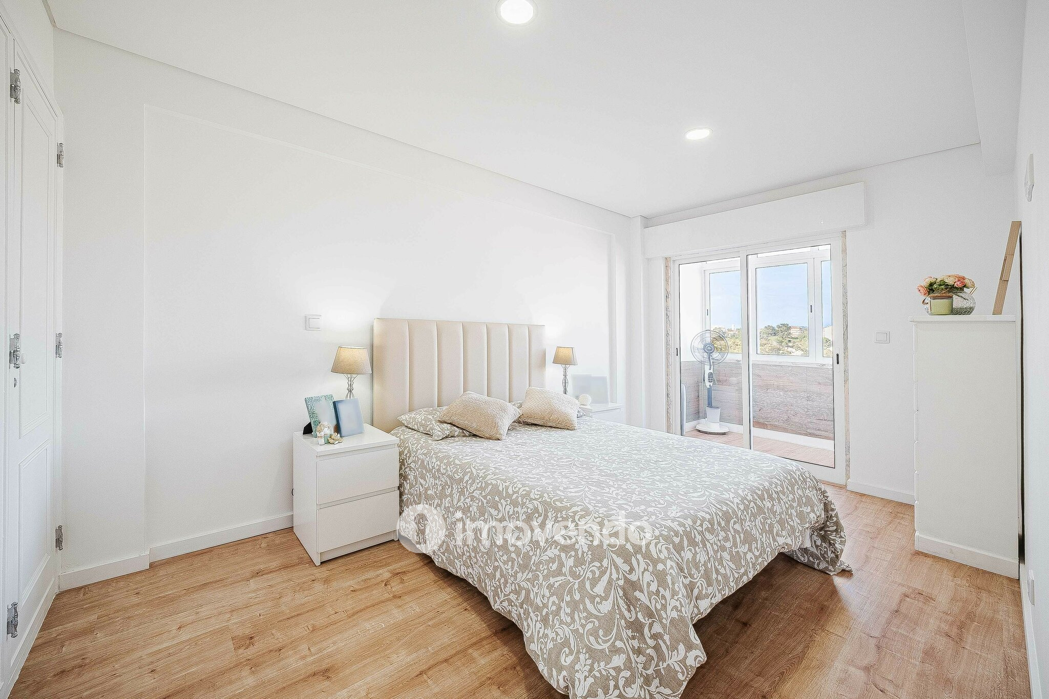 Apartamento T2 totalmente remodelado, com cozinha equipada, em Belas