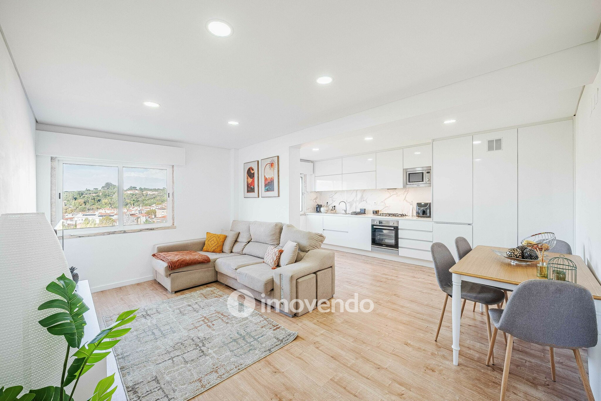 Apartamento T2 totalmente remodelado, com cozinha equipada, em Belas