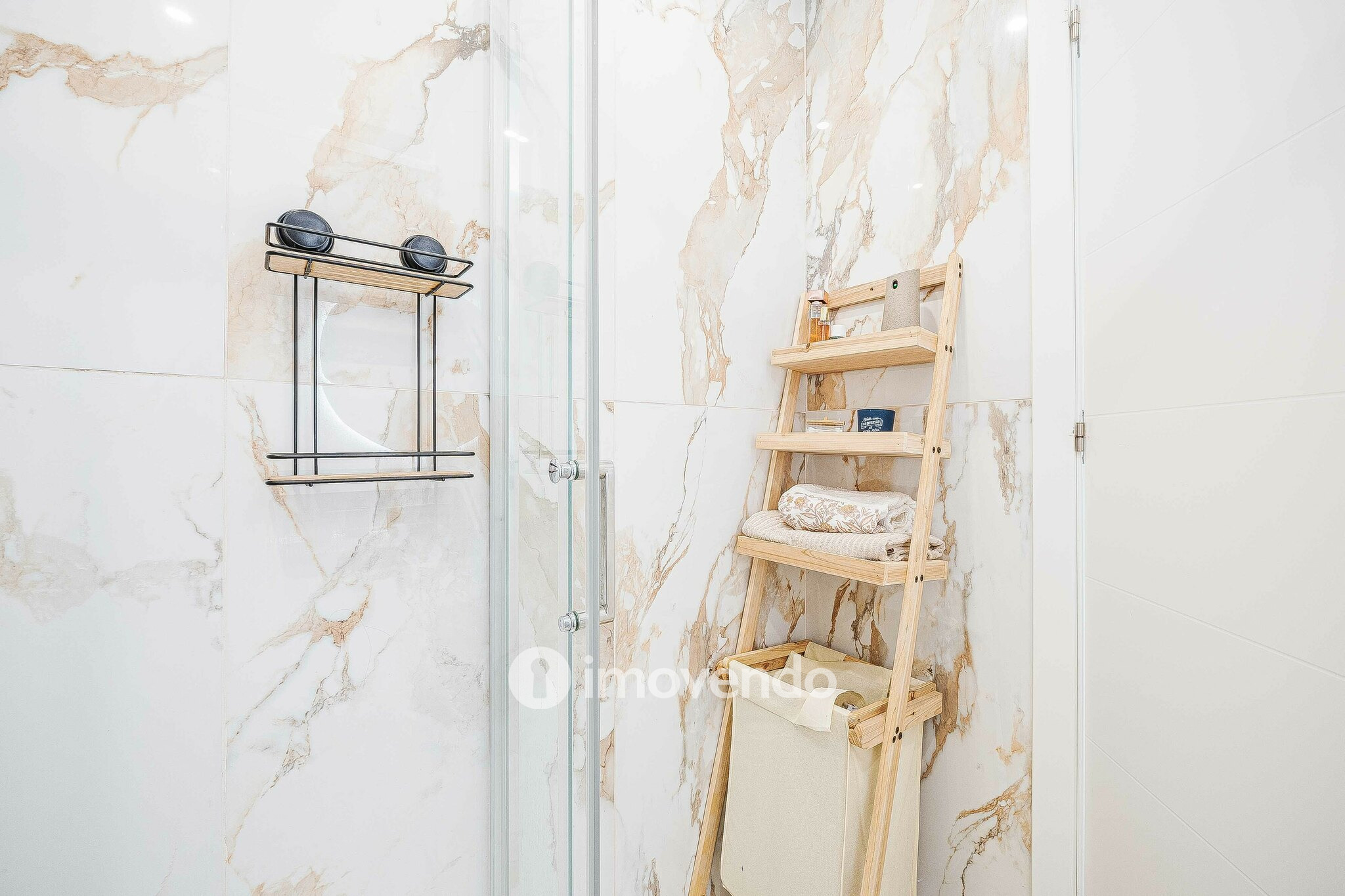 Apartamento T2 totalmente remodelado, com cozinha equipada, em Belas