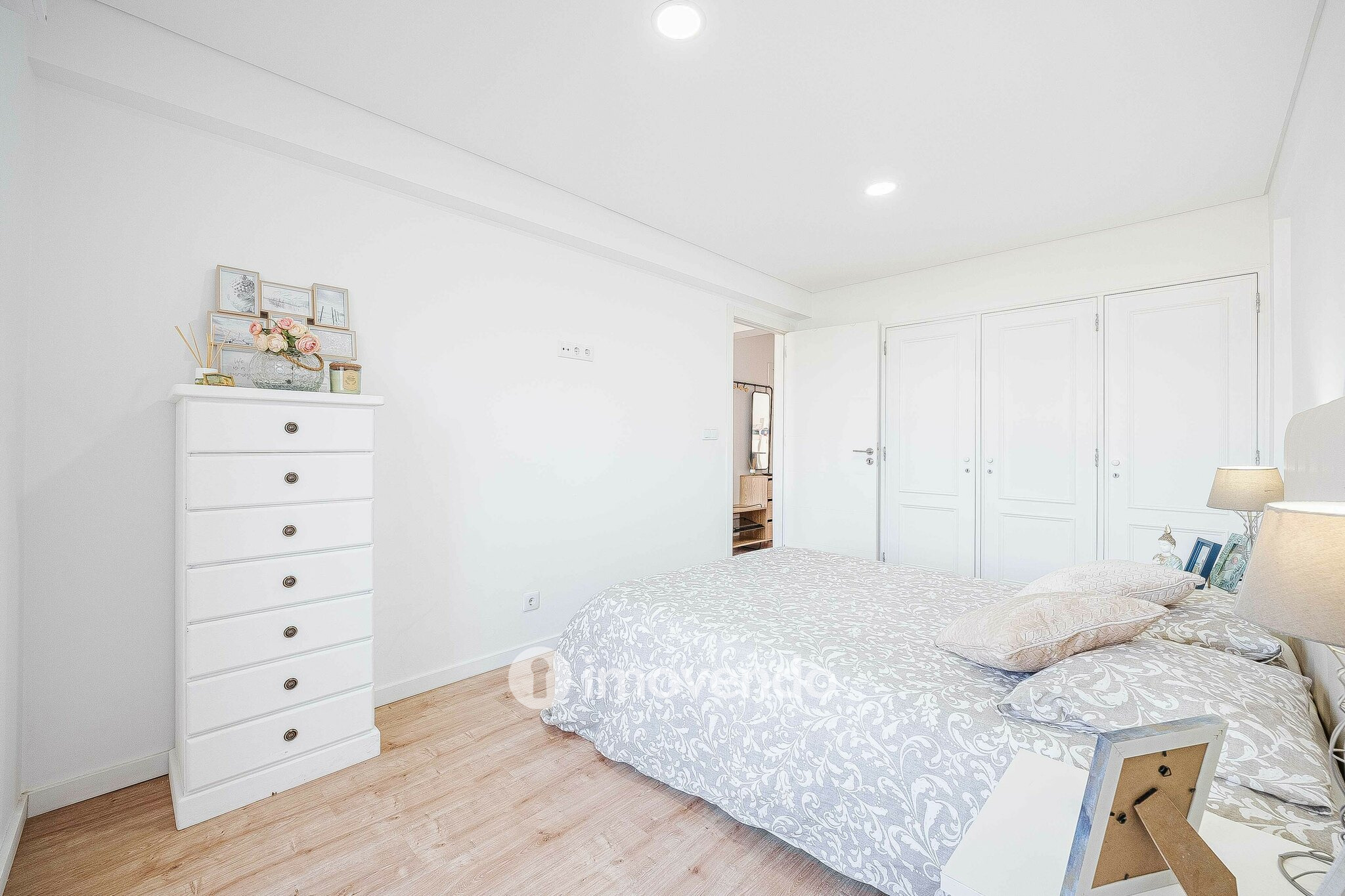 Apartamento T2 totalmente remodelado, com cozinha equipada, em Belas