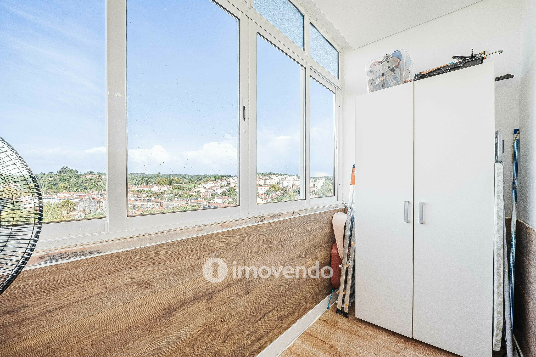 Apartamento T2 totalmente remodelado, com cozinha equipada, em Belas