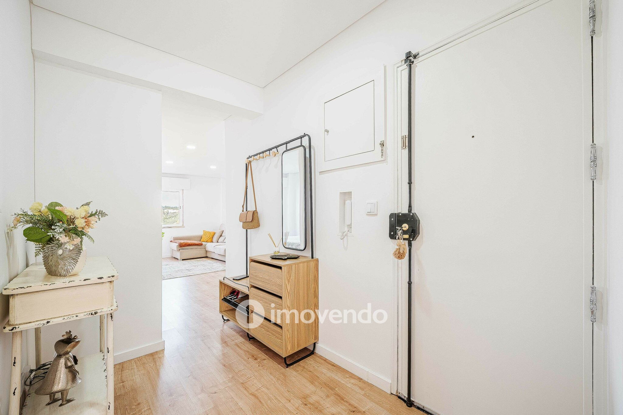 Apartamento T2 totalmente remodelado, com cozinha equipada, em Belas