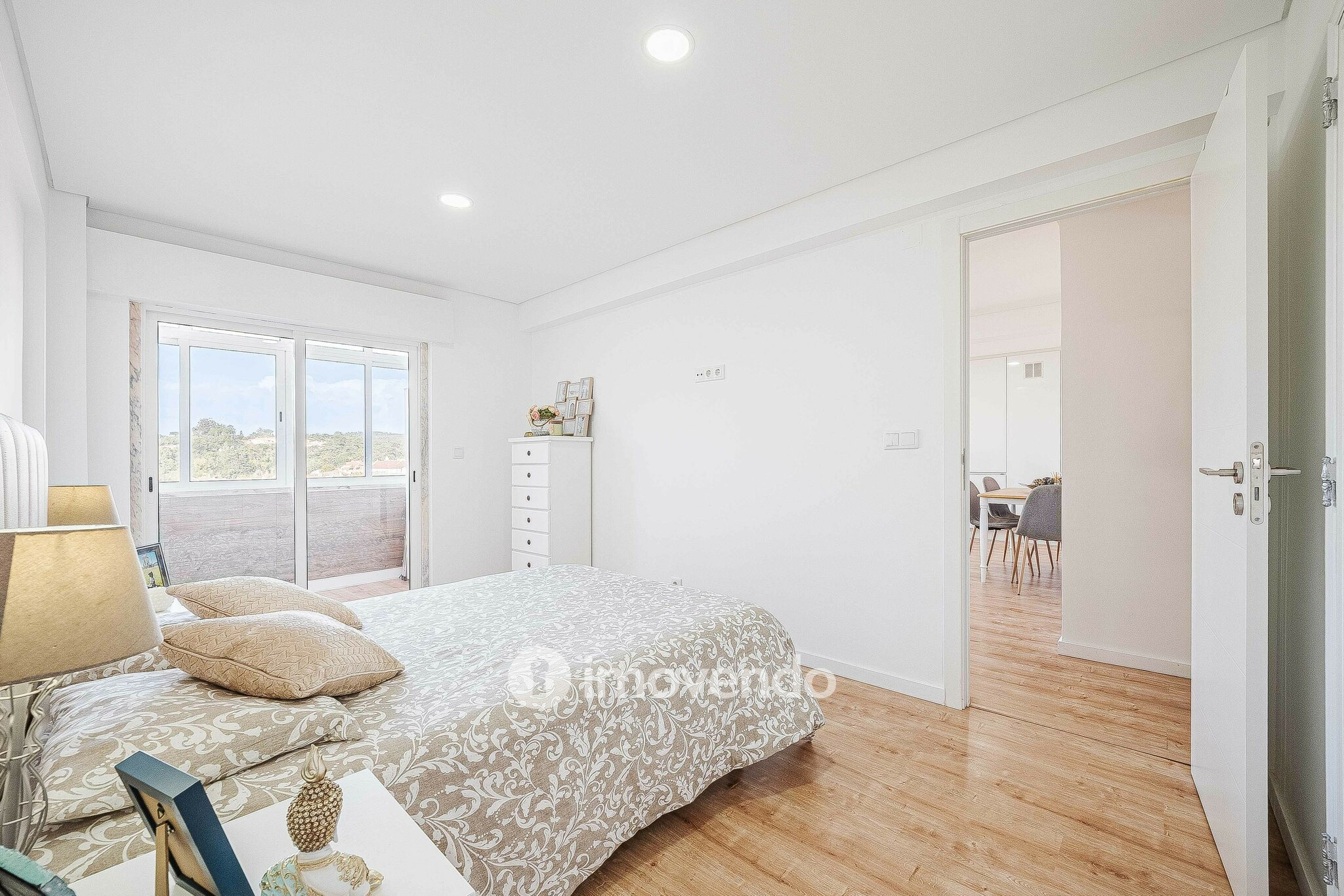 Apartamento T2 totalmente remodelado, com cozinha equipada, em Belas