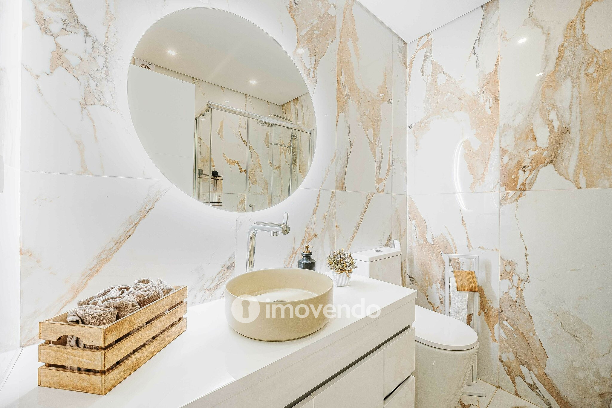 Apartamento T2 totalmente remodelado, com cozinha equipada, em Belas