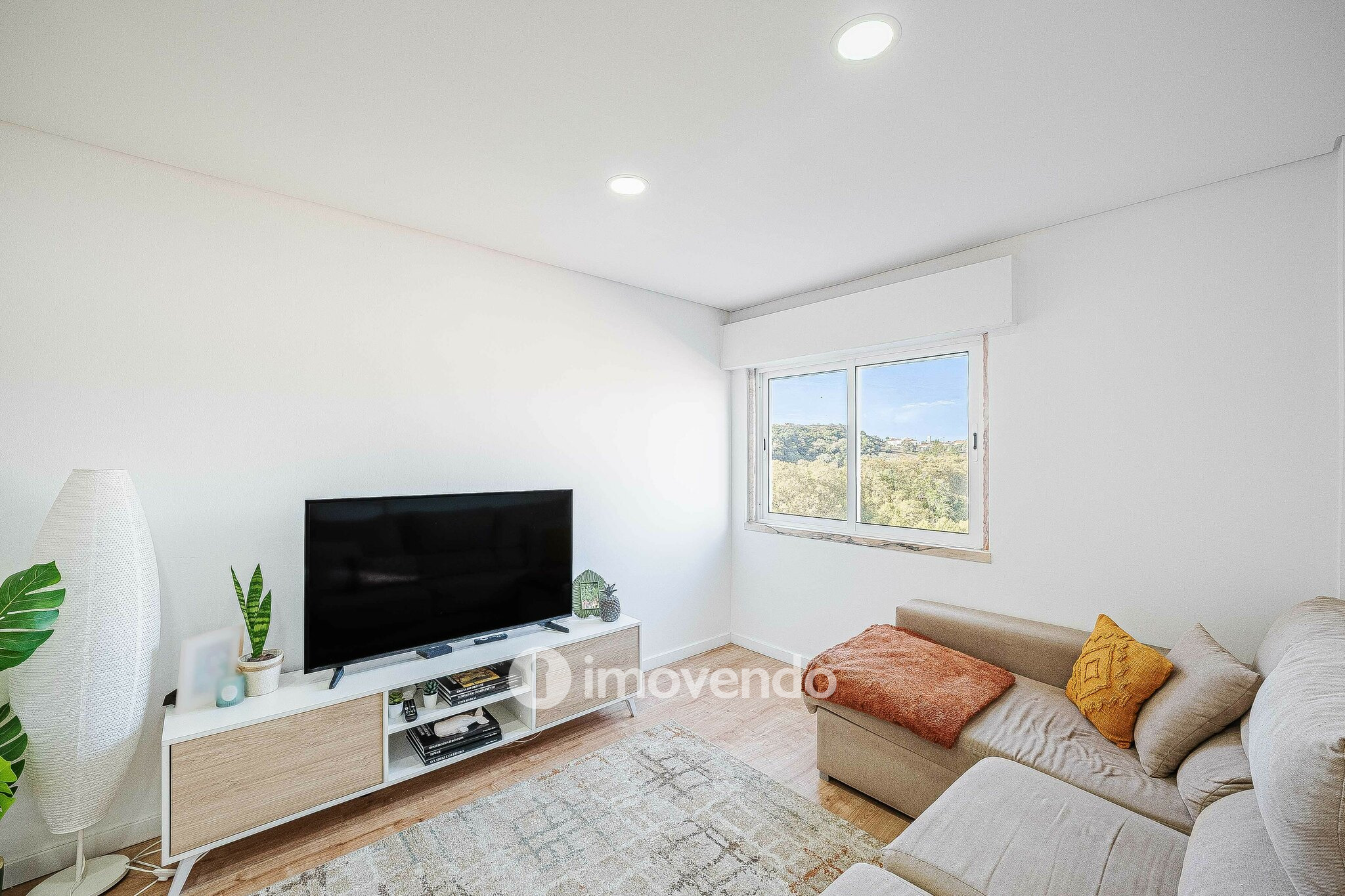 Apartamento T2 totalmente remodelado, com cozinha equipada, em Belas