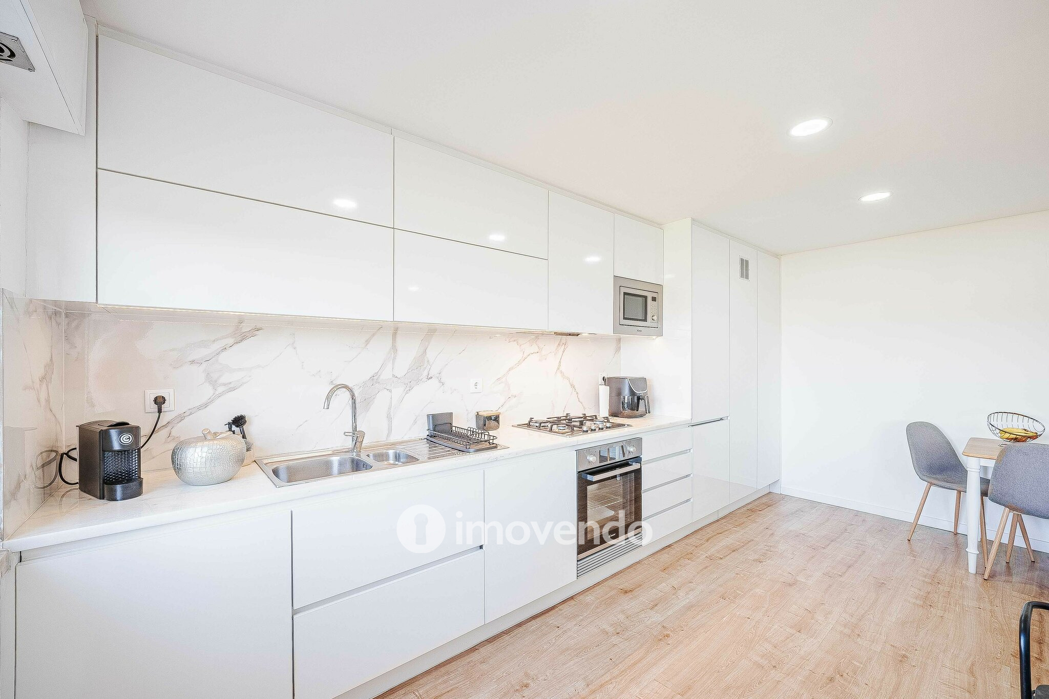 Apartamento T2 totalmente remodelado, com cozinha equipada, em Belas
